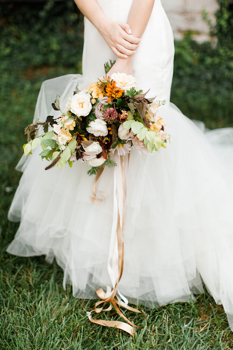 Wedding at Ivy Hills Country Club, Cincinnati, Ohio. Photos by Jenny Hass Photography. Flowers by Floral Verde.