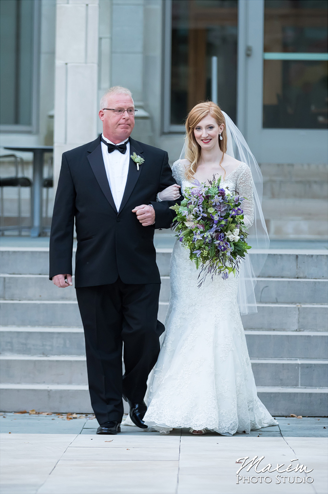 Wedding Ceremony at the Cincinnati Art Museum. Flowers by Floral Verde. Photo by Maxim Photo Studio.