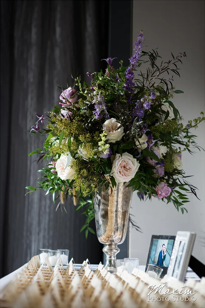 Wedding Reception at the Cincinnati Art Museum. Flowers by Floral Verde. Photo by Maxim Photo Studio.