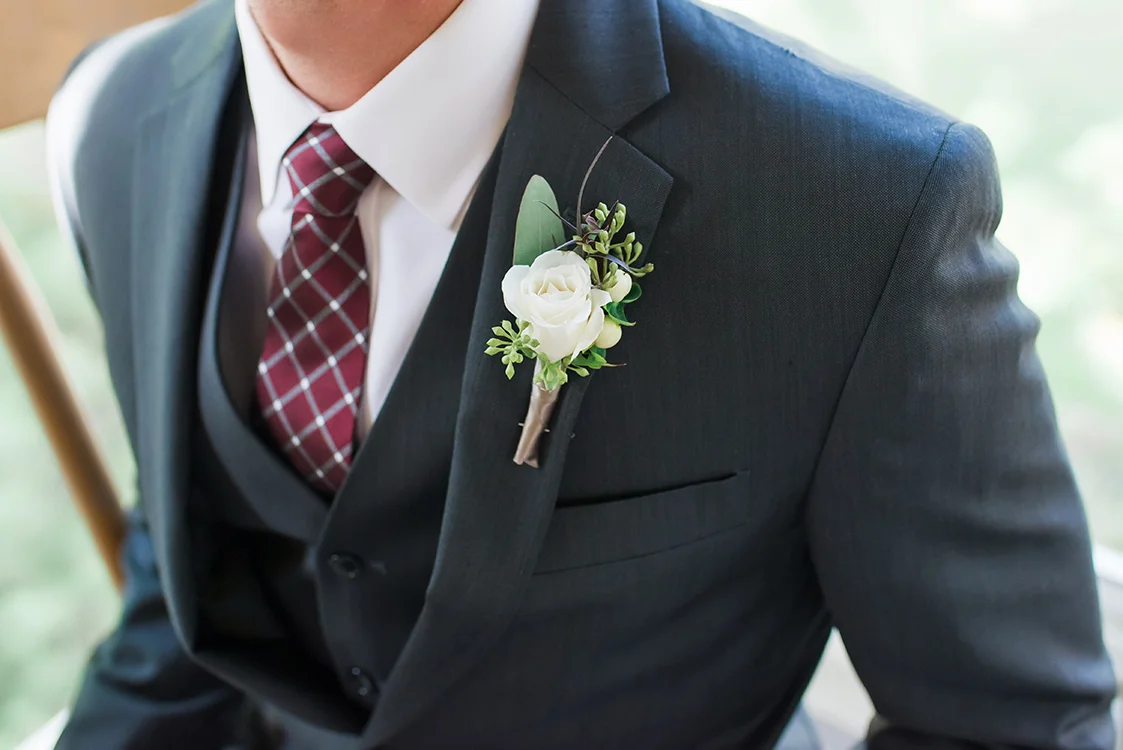 Wedding ceremony at the Inn at Oneonta, Melbourne, Kentucky. Flowers by Floral Verde. Photo by Magic Memory Works Photography.