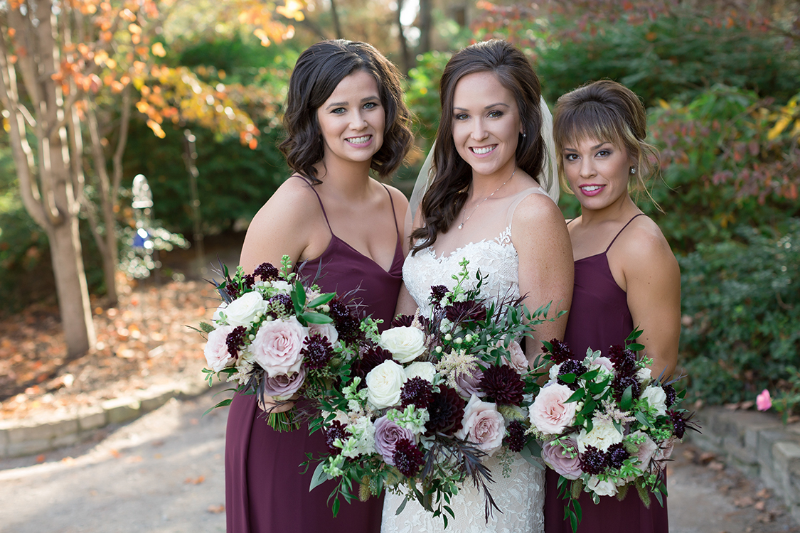 Wedding ceremony at the Inn at Oneonta, Melbourne, Kentucky. Flowers by Floral Verde. Photo by Magic Memory Works Photography.