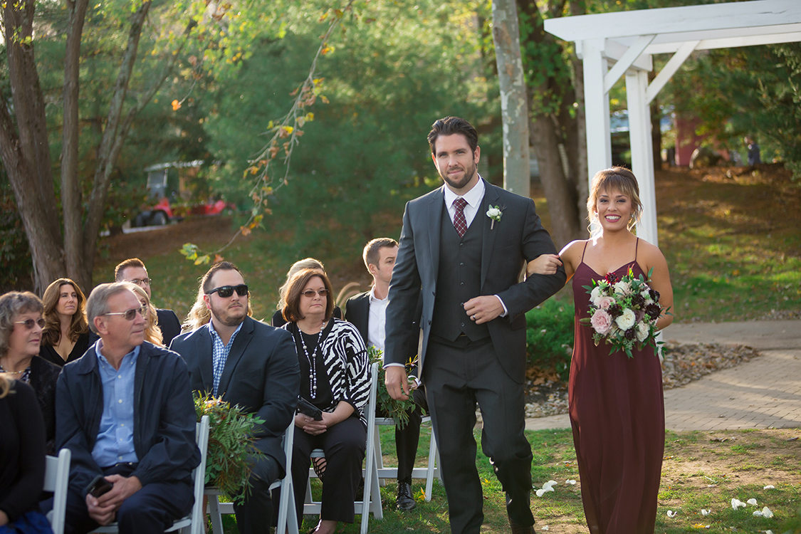 Wedding ceremony at the Inn at Oneonta, Melbourne, Kentucky. Flowers by Floral Verde. Photo by Magic Memory Works Photography.