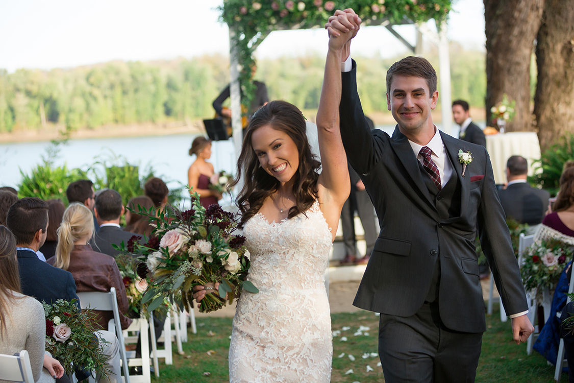 Wedding ceremony at the Inn at Oneonta, Melbourne, Kentucky. Flowers by Floral Verde. Photo by Magic Memory Works Photography.