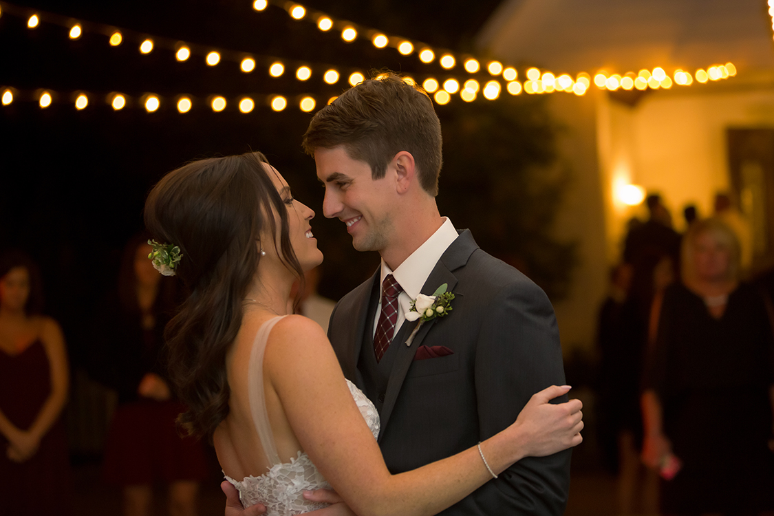 Wedding reception at the Inn at Oneonta, Melbourne, Kentucky. Flowers by Floral Verde. Photo by Magic Memory Works Photography.