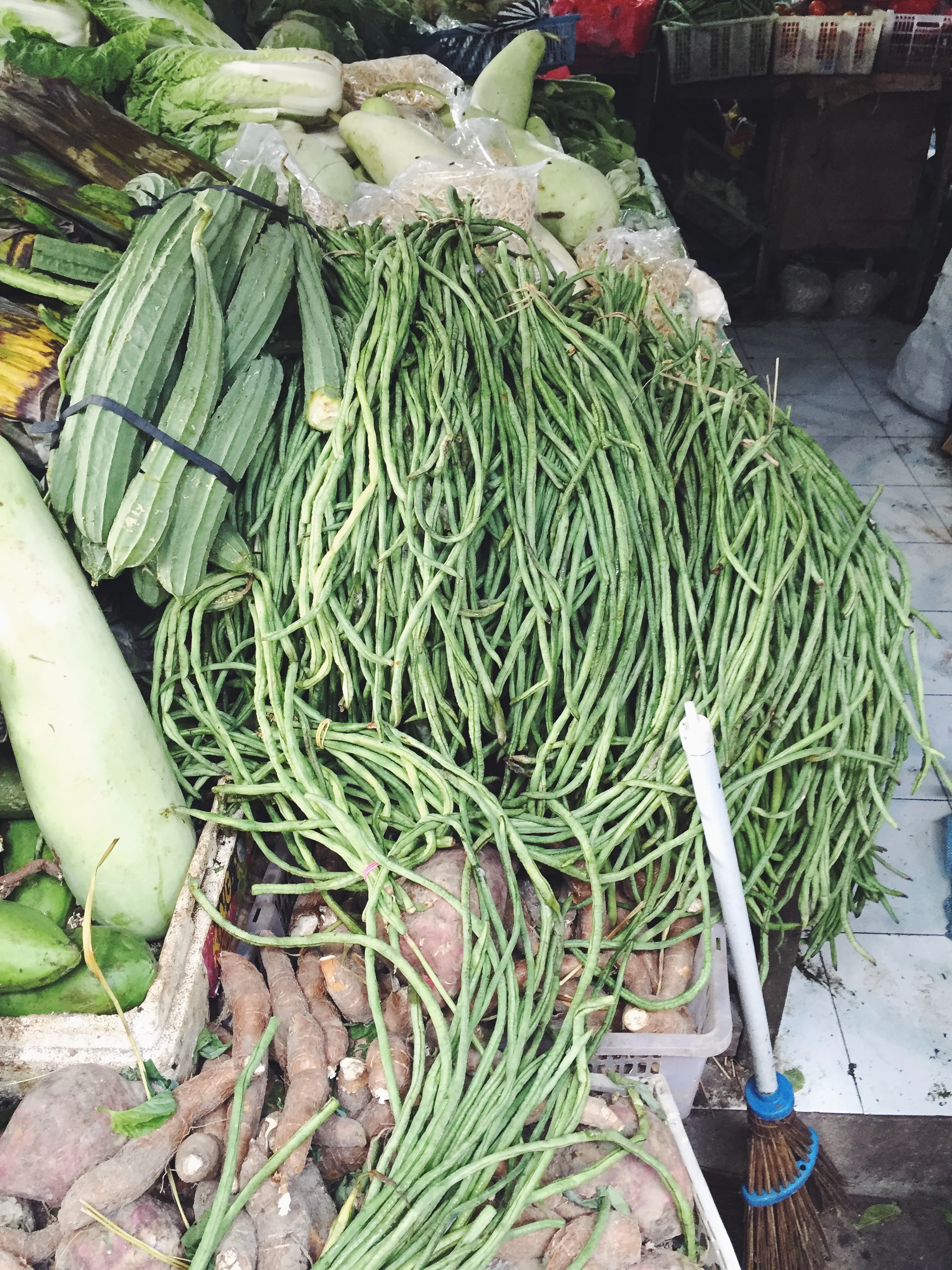 The open-air market next door to Delu Villa.