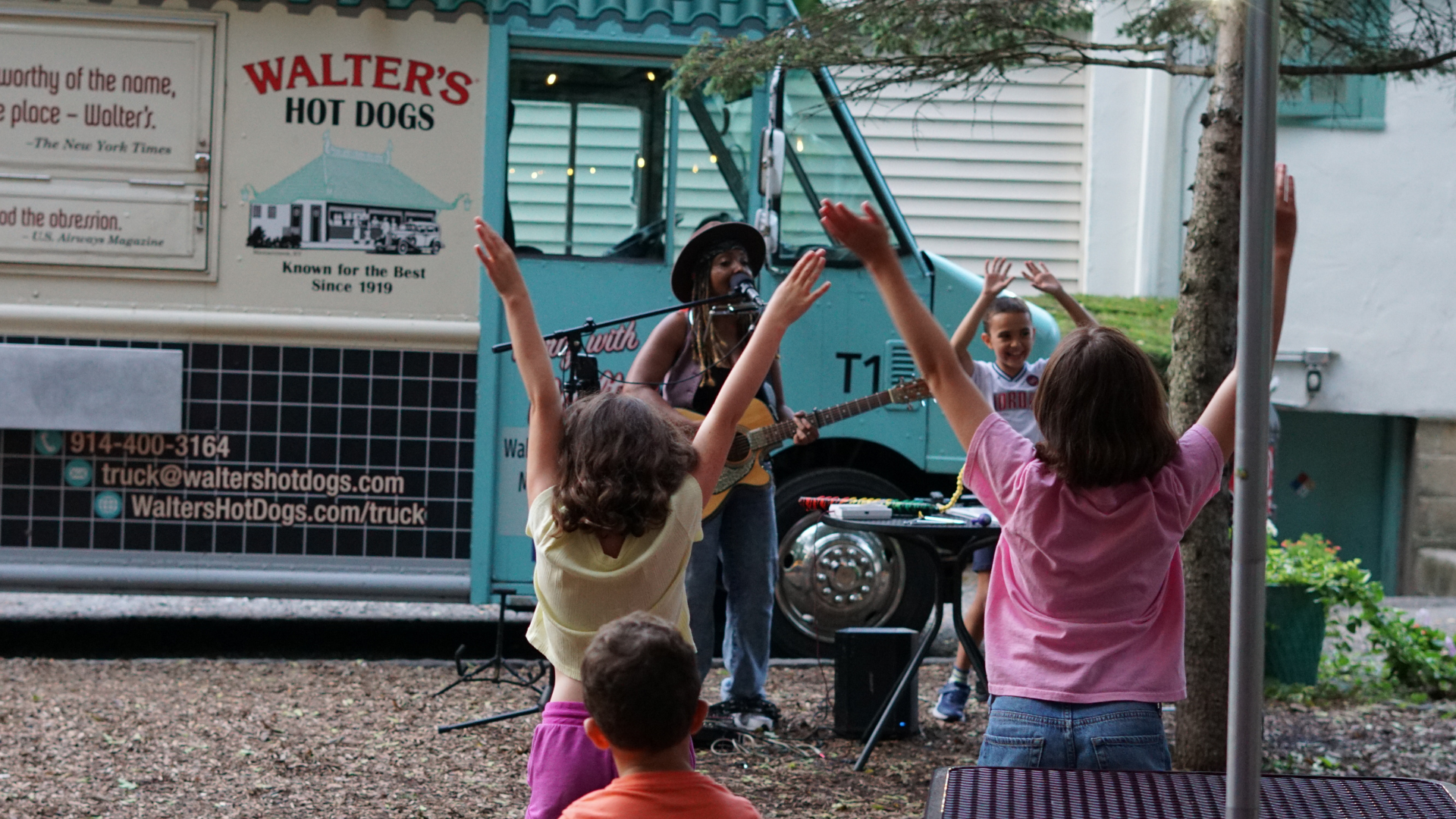 Chanese Elife - Walter's Hot Dogs - Concert Series 080126 - 3.png