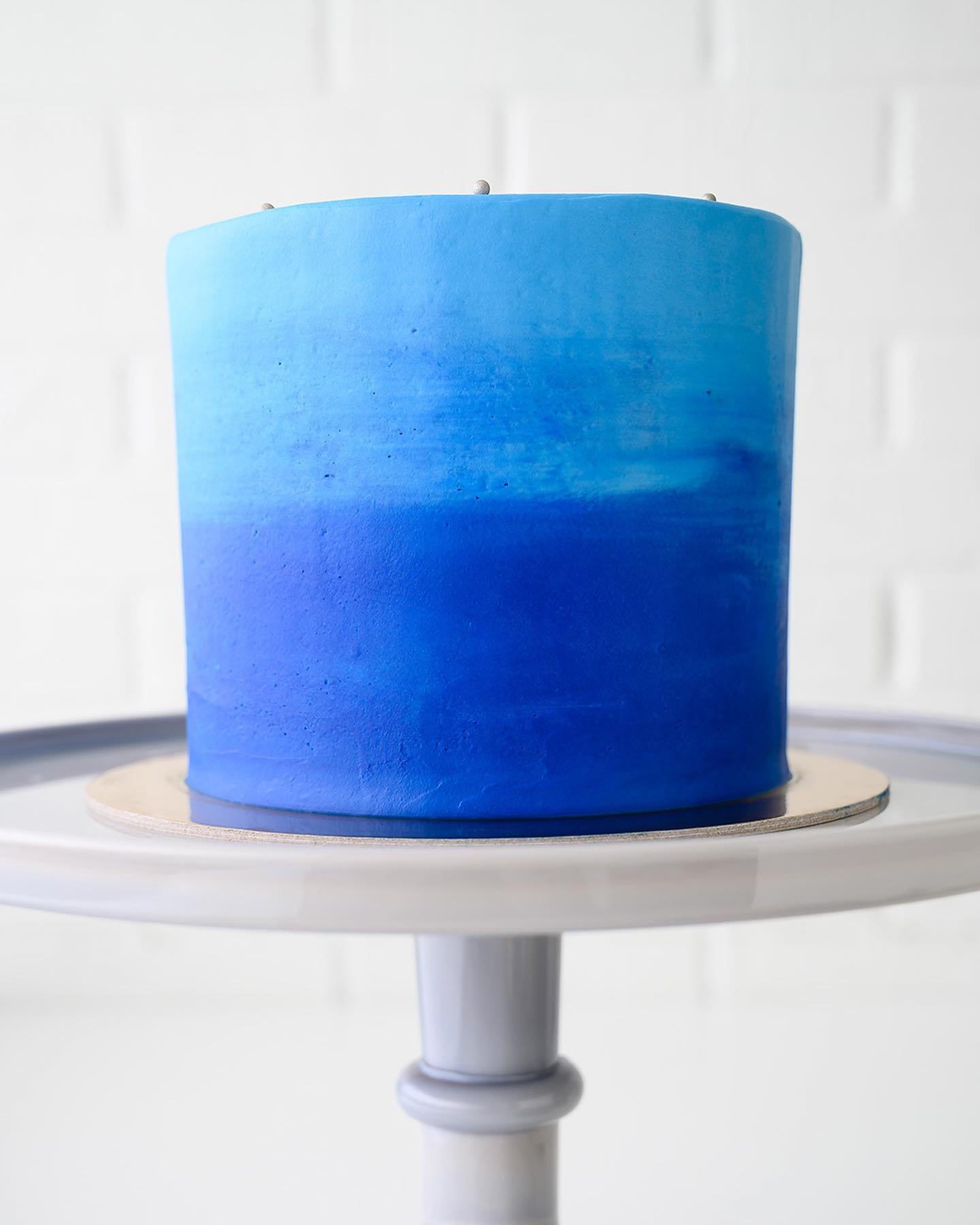 6&rdquo; Tonal Gradient in Royal Blue with silver pearls 💙🩵 Customize your next Made-to-Cake and submit a preorder request at the bio link.