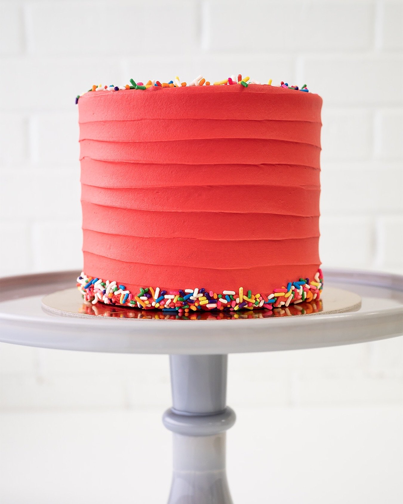 6&rdquo; Spatula Sides Cake in Red ❤️🎂🎉 See all our Made-to-Order Cake flavors, designs, and colors at the bio link.
