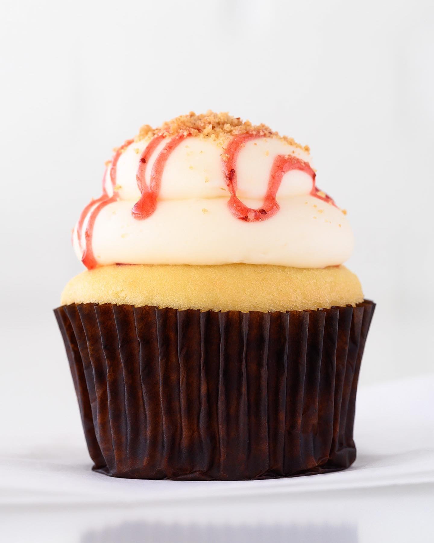 🧁 MAY CUPCAKE OF THE MONTH 🧁

🍓🍰 Strawberry Cheesecake is back 🍓🍰

Vanilla cupcake
Strawberry preserves filling
Cream cheese icing
Strawberry preserves drizzle
Graham cracker crumble

Here and @suarezbakeryandbarra till sold out every day this 