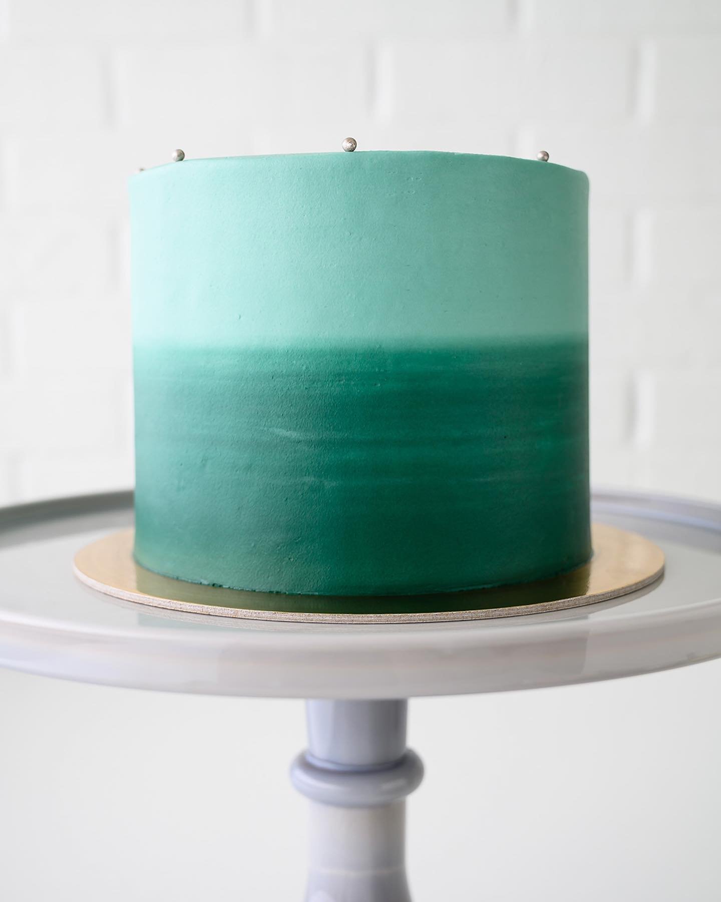 6&rdquo; Tonal Gradient Cake in Forest Green and Silver 🌲🎂💚 Request your next Made-to-Order Cake at the link in bio.