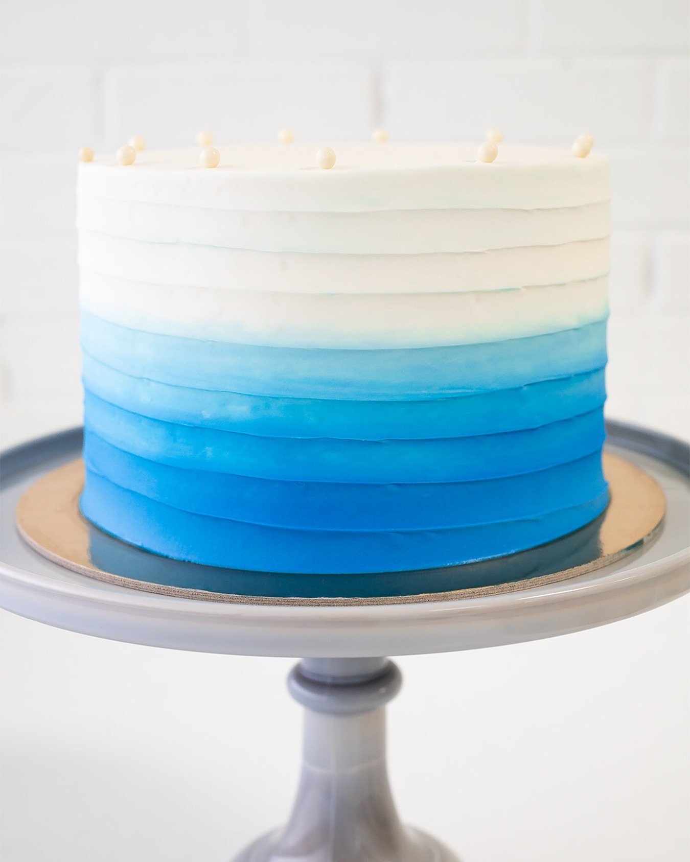8&rdquo; Spatula Sides Cake in Medium Blue-to-White ombr&eacute; 💙🤍🎂 Customize your next Made-to-Order Cake with your choice of size, flavor, design, and color(s) at the bio link.