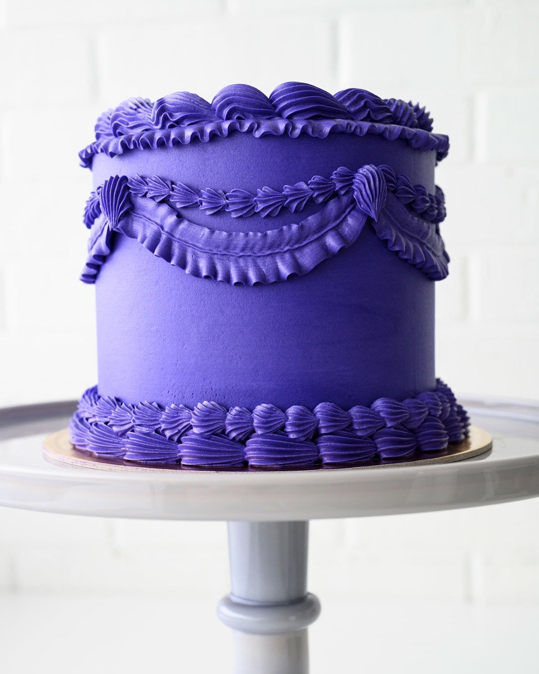A 6&rdquo; Vintage Cake in Dark Purple is mood you want but didn&rsquo;t know you needed 💜🌙🎂 
Customize yours and submit a preorder request at the Made-to-Order Cake link in bio.