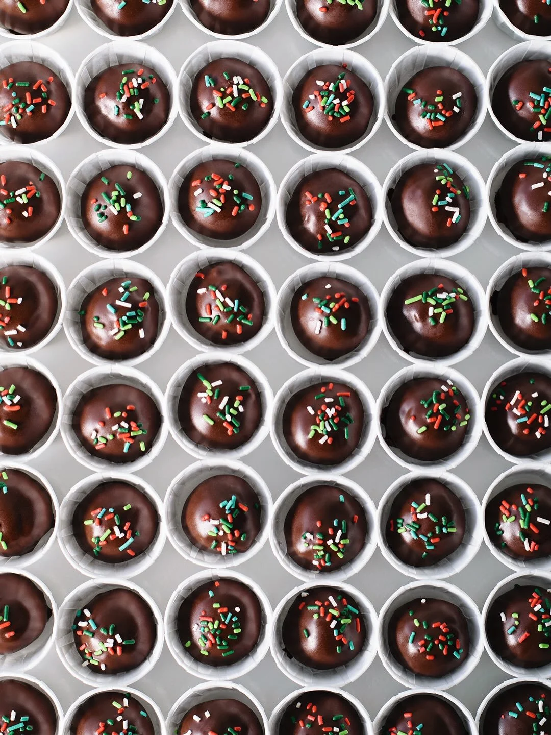 Chocolate Cake Bites, but dressed for the holidays 🍫🎂🎄 Bite-sized balls of chocolate cake, chocolate ganache, and Christmas sprinkles through 12/24. Here and @suarezbakeryandbarra till sold out every day.

#charlotte #christmas #cakebites