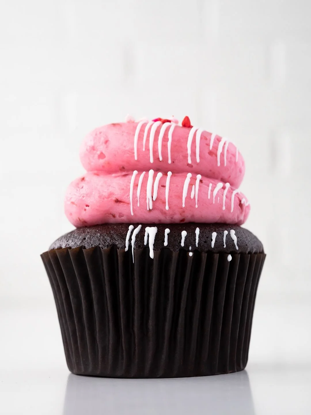 🍫🍓🧁 CHOCOLATE-COVERED STRAWBERRY IS BACK 🍫🍓🧁

Chocolate Cupcake
Strawberry preserves filling
Strawberry buttercream icing
White chocolate
Valentine sprinkles

Here and @suarezbakeryandbarra till sold out every day for a limited time&mdash;at le