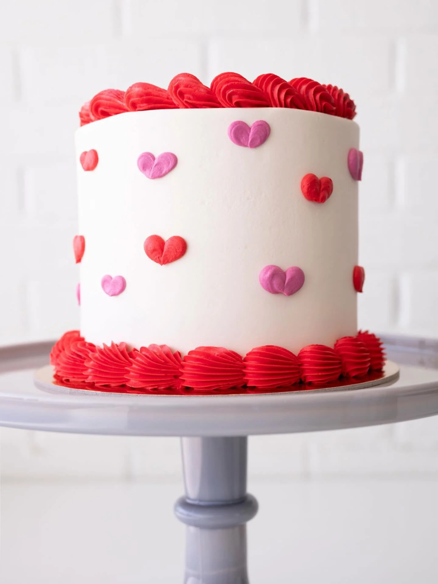 6&rdquo; Shell Border Hearts Cake ❤️🩷🎂 Available as shown for preorder pickup only through Valentine&rsquo;s Day. Get yours at the Made-to-Order Cake link in bio. 

#charlotte #valentinesday #cake