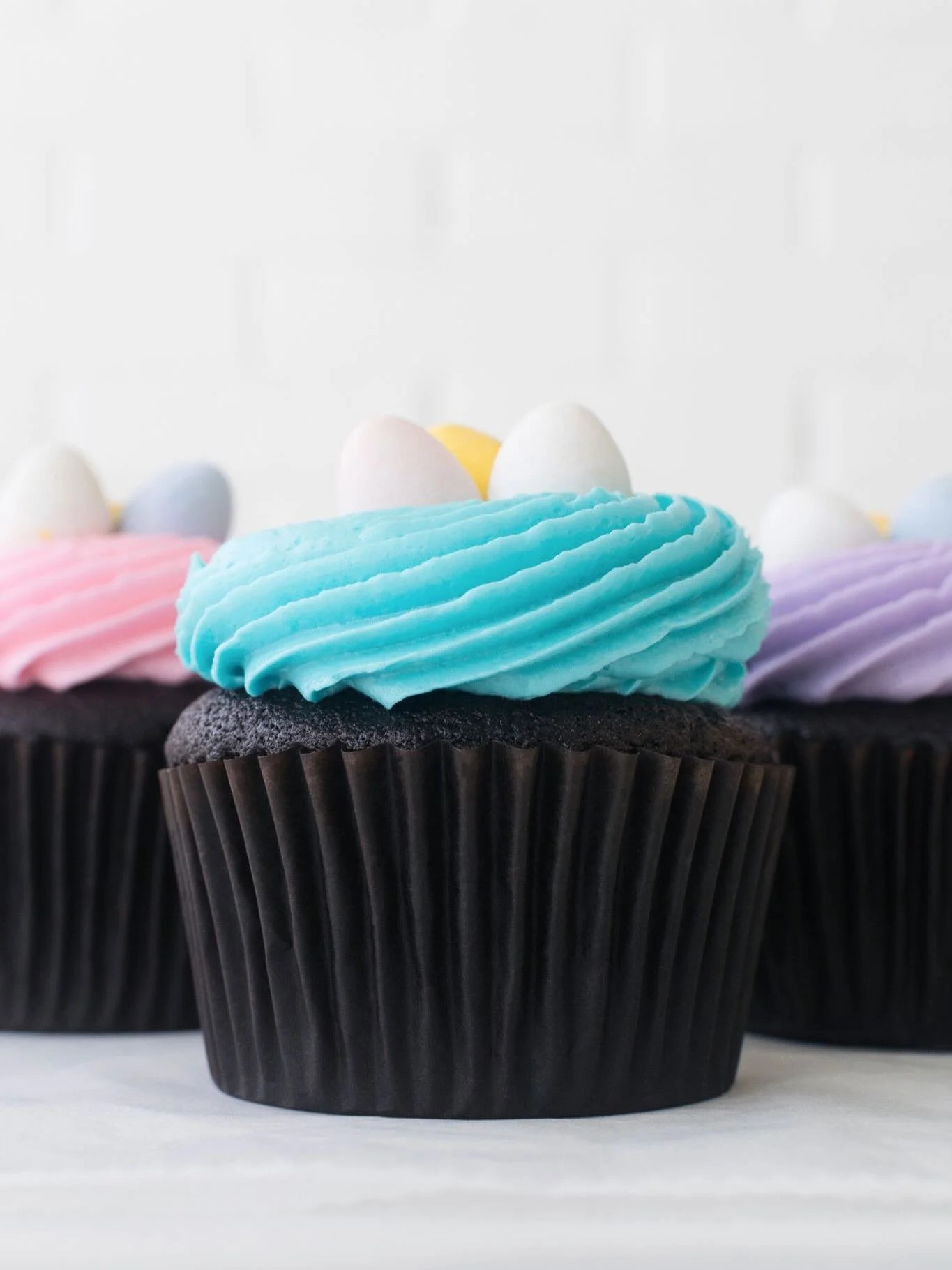 🧁 LIMITED-TIME CUPCAKE 🧁

🥚🍫🌸 Cadbury Creme Egg is back🥚🍫🌸

Chocolate cupcake, 
Bi-color vanilla cream filling
Vanilla buttercream icing
Cadbury Mini Creme Eggs

Get &lsquo;em here now through April 4 (Park Rd closed Easter Sunday) and at @su