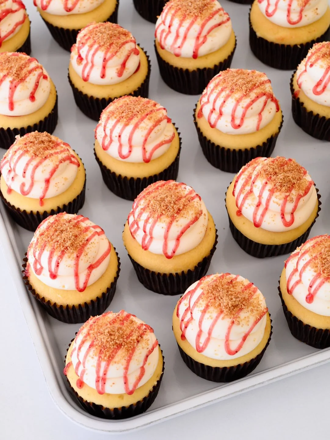 🧁 LIMITED TIME CUPCAKE DROP 🧁

🍓🍰 Strawberry Cheesecake is back 🍓🍰

Vanilla cupcake
Strawberry preserves filling
Cream cheese icing
Strawberry preserves drizzle
Graham cracker crumble

Here now till sold out every day for a limited time

#charl