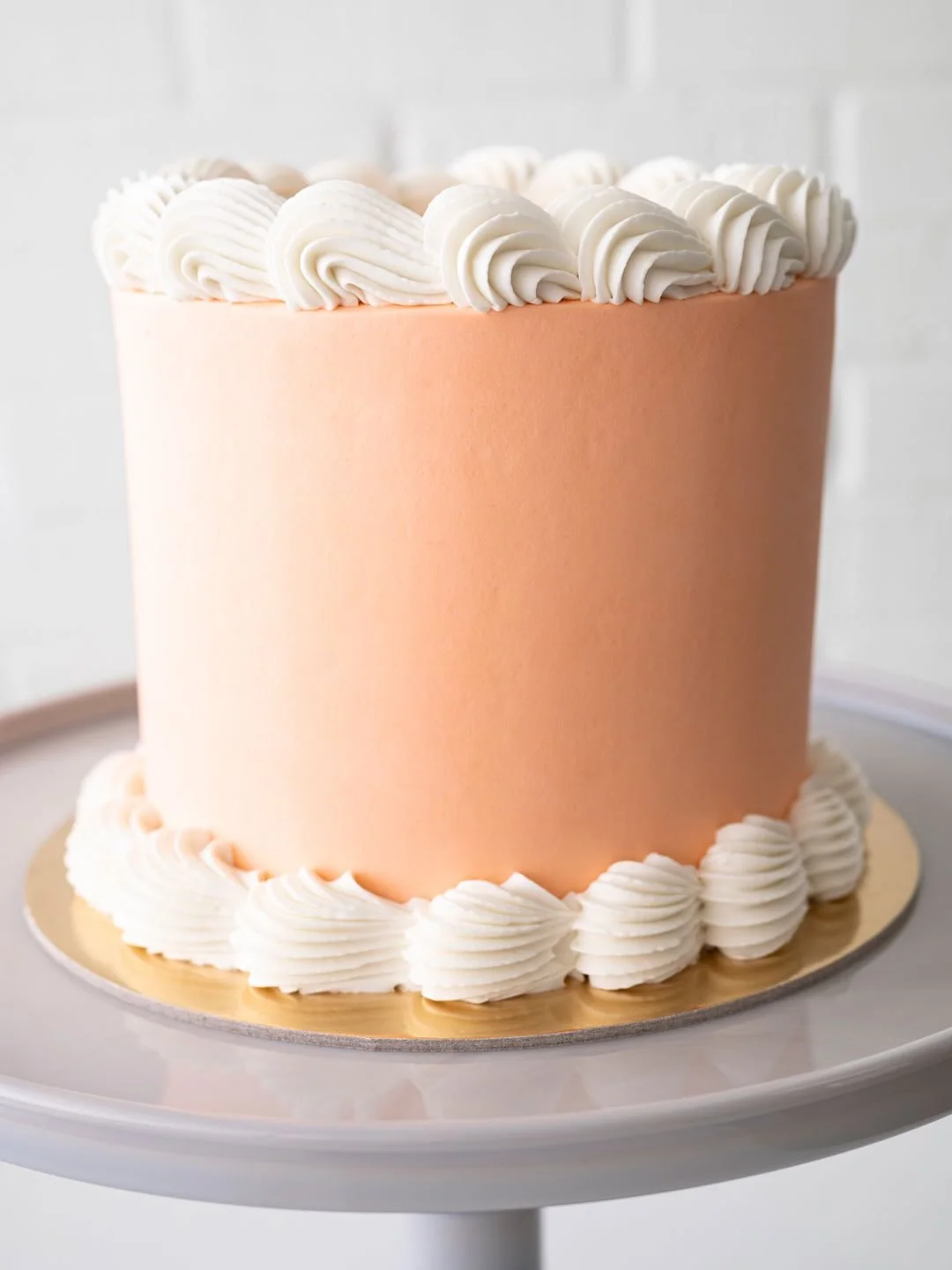 6&rdquo; Shell Border Cake in Sherbet and White 🧡🤍🎂 Customize yours at the Made-to-Order Cake link in bio. 

#charlotte #cake #sherbet