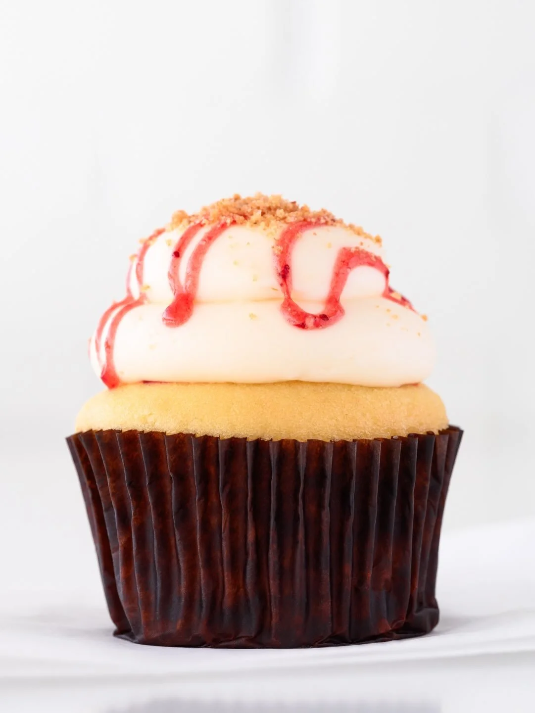Strawberry Cheesecake Cupcakes are still here for a good time, but not a long time 🍓🍰🧁 Vanilla cupcake, strawberry preserves filling, cream cheese icing, strawberry preserves drizzle, graham cracker crumble. Here and @suarezbakeryandbarra till sol
