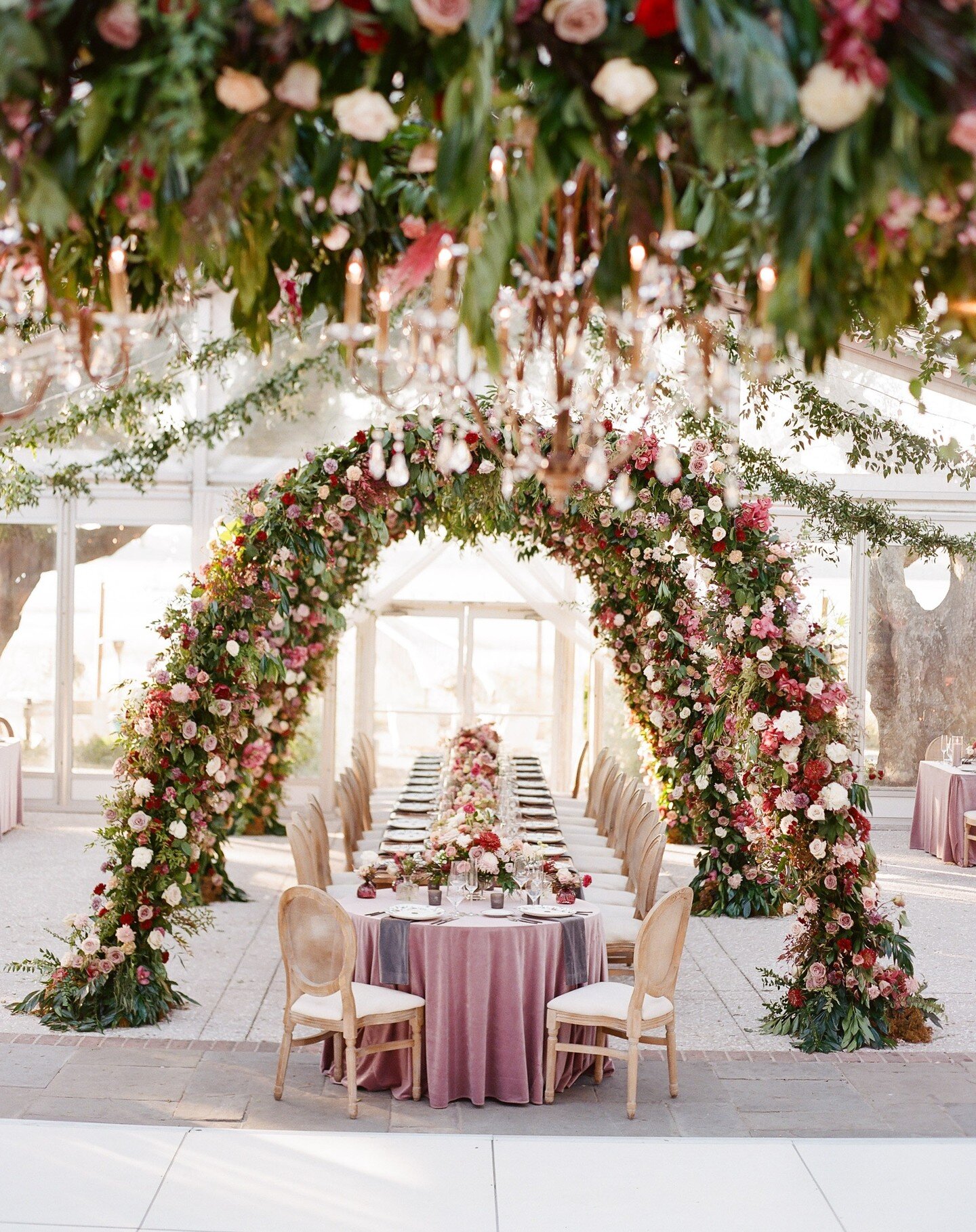 Consider our jaws DROPPED! Chapel Designer @wearepetaloso absolutely nailed the florals for this incredible wedding... 😍 

Photographer: @thehappybloom 
Planner: @pureluxebride 
Venue: @pphg 

#floraldesign #weddingflorals #weddinginspiration #highe