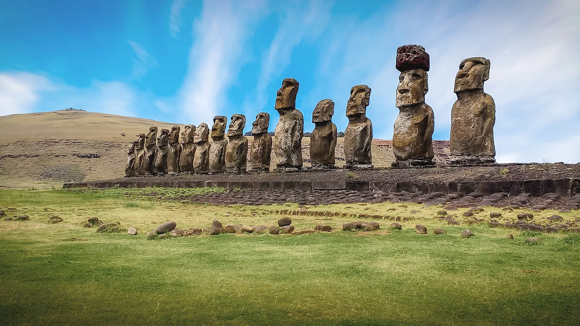rapa-nui-2411800_1920_Edited.jpg