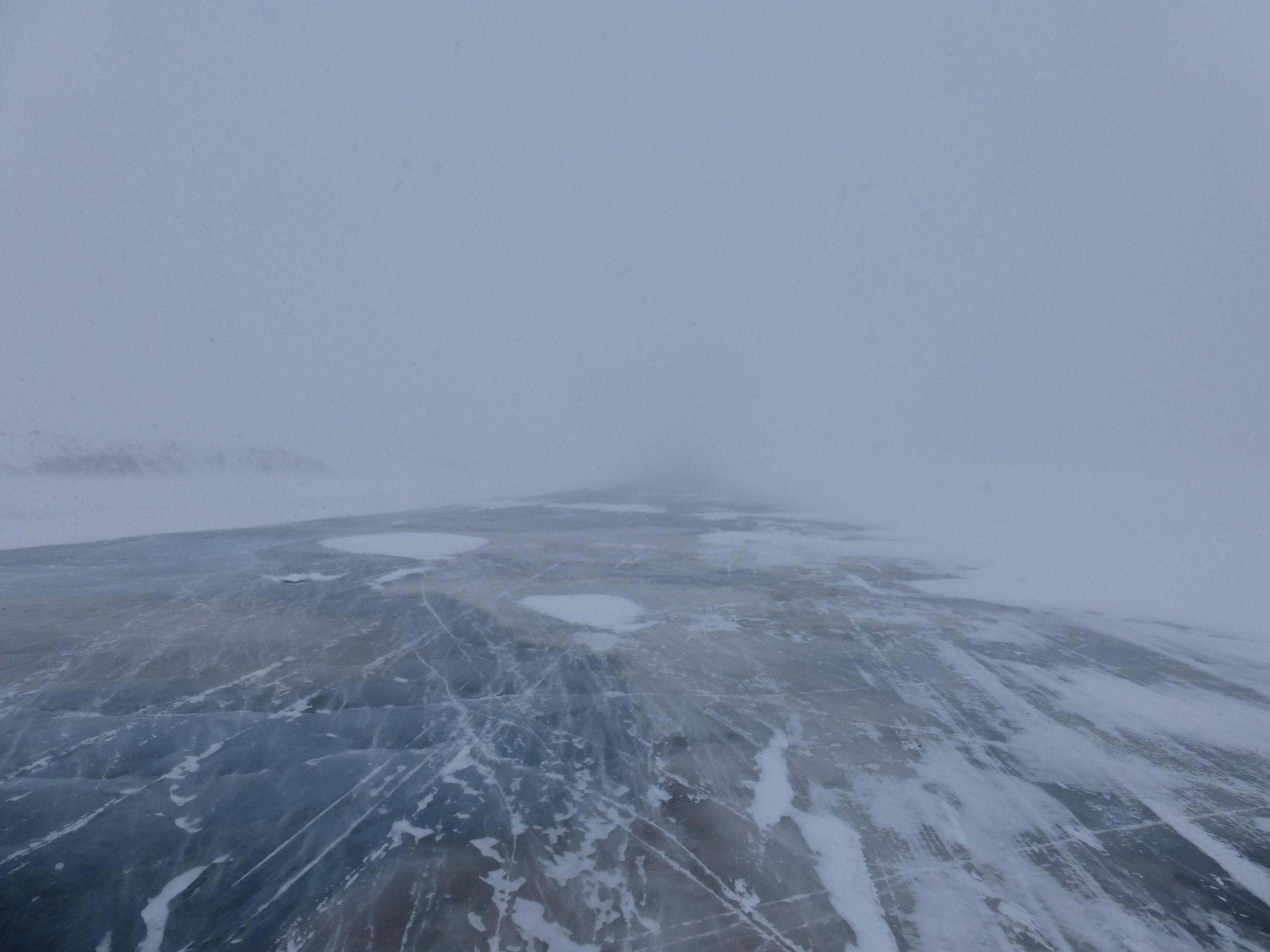 Having passed the Arctic Ocean section, the delta of the Mackenzie river now made big zig-zag turns, for sections I was facing the brutal wind. Working hard to move at 8km/h while wearing all the clothing I have with me.