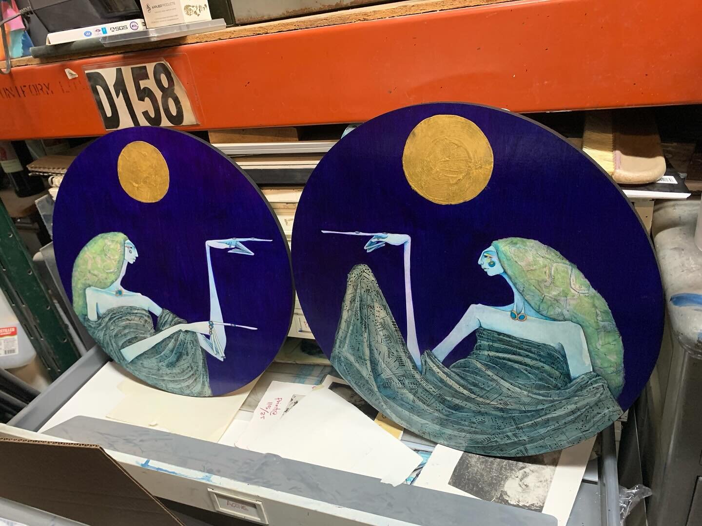 Made a pair of circles! I&rsquo;ll get a better pic next week but I&rsquo;m thinking they should be a set. I&rsquo;ve had other pairings I&rsquo;ve hoped would stay together but didn&rsquo;t. What do you think?
#katemorgan #katemorganart #theekatemor