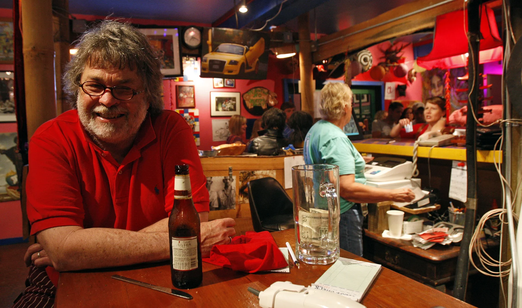 Sudie and Big Mike at the bar. Photo by Bob Brown, Richmond Times-Dispatch.