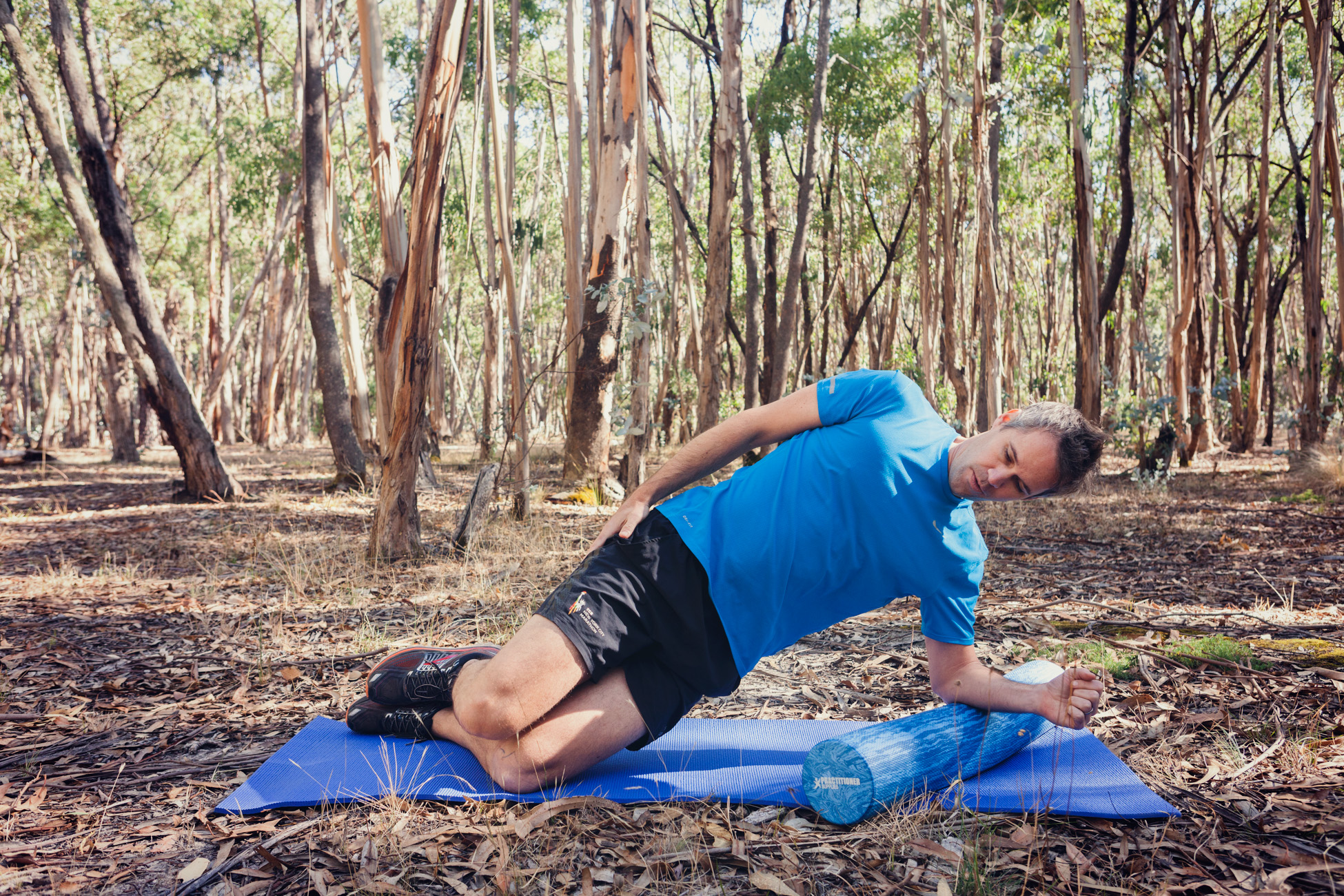 Side-plank Lie on your side and push into a side-plank, either through your knees or feet. Keep breathing while holding for 15-30 seconds. Then repeat on the other side. Keep the shoulders, hips and knees in the same alignment. This exercise will help strengthen the small stabiliser muscles in the shoulders.