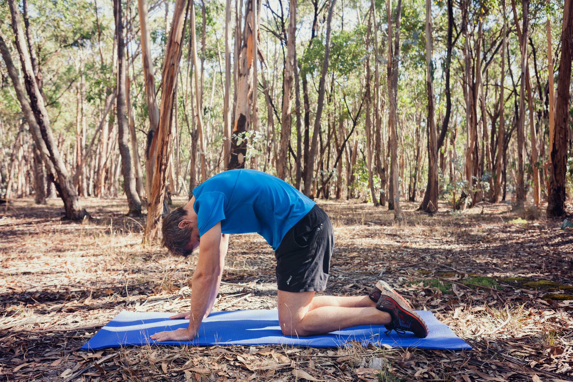Next, arch your upper back by tucking your head and tail bone in and pulling your belly button in towards your spine, making a curve through your back. Exhale completely as you activate your deep core stabilisers. Repeat x 10 times