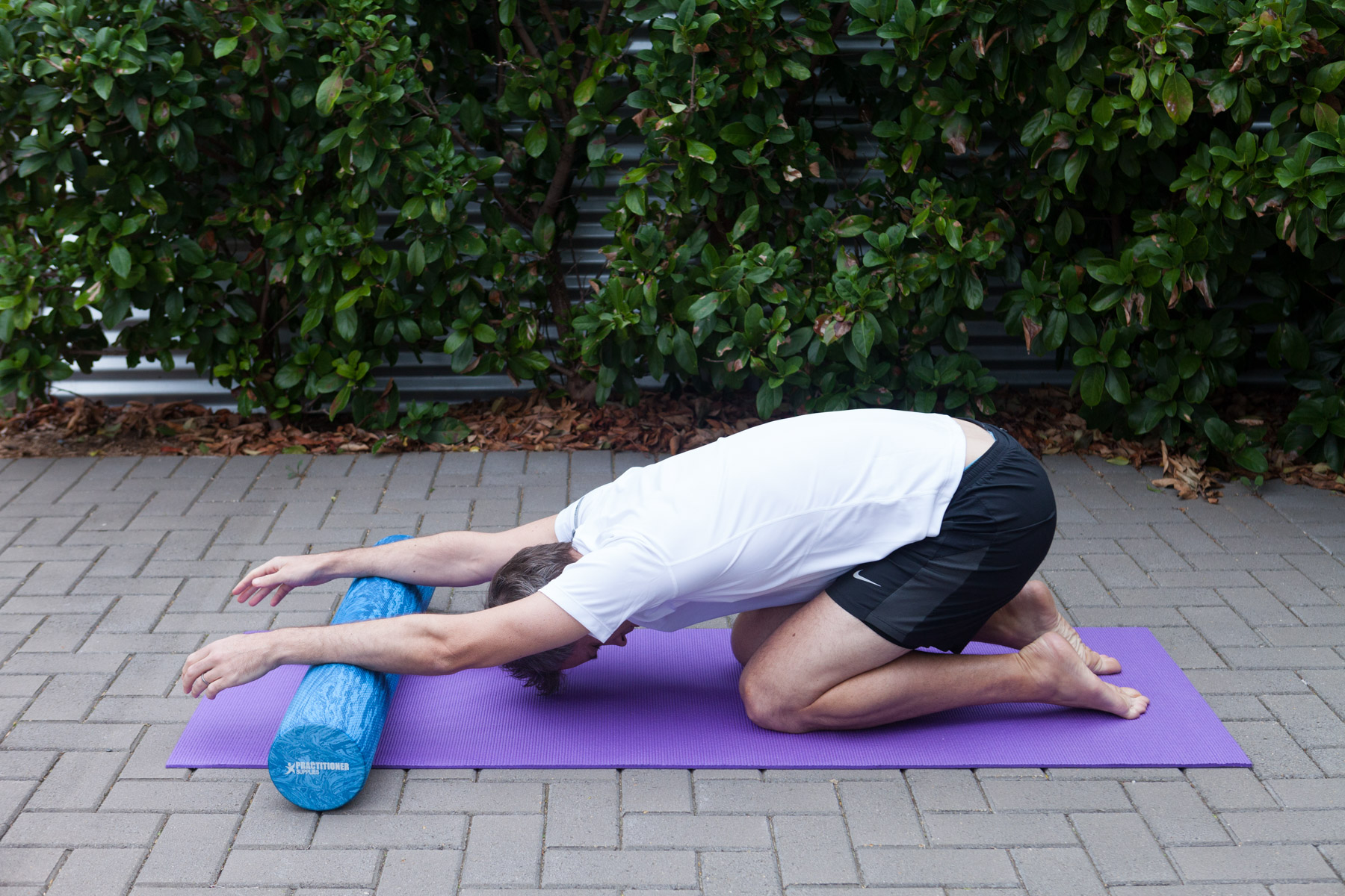 Childs Pose / Lats stretch Sit your hips back towards your ankles with your arms on the roller. Breathe in through the nose and expand the lower ribs. As you breathe out, gently sit the hips back further and lengthen the arms away. You should feel a nice stretch though the back of the shoulders and lower back.