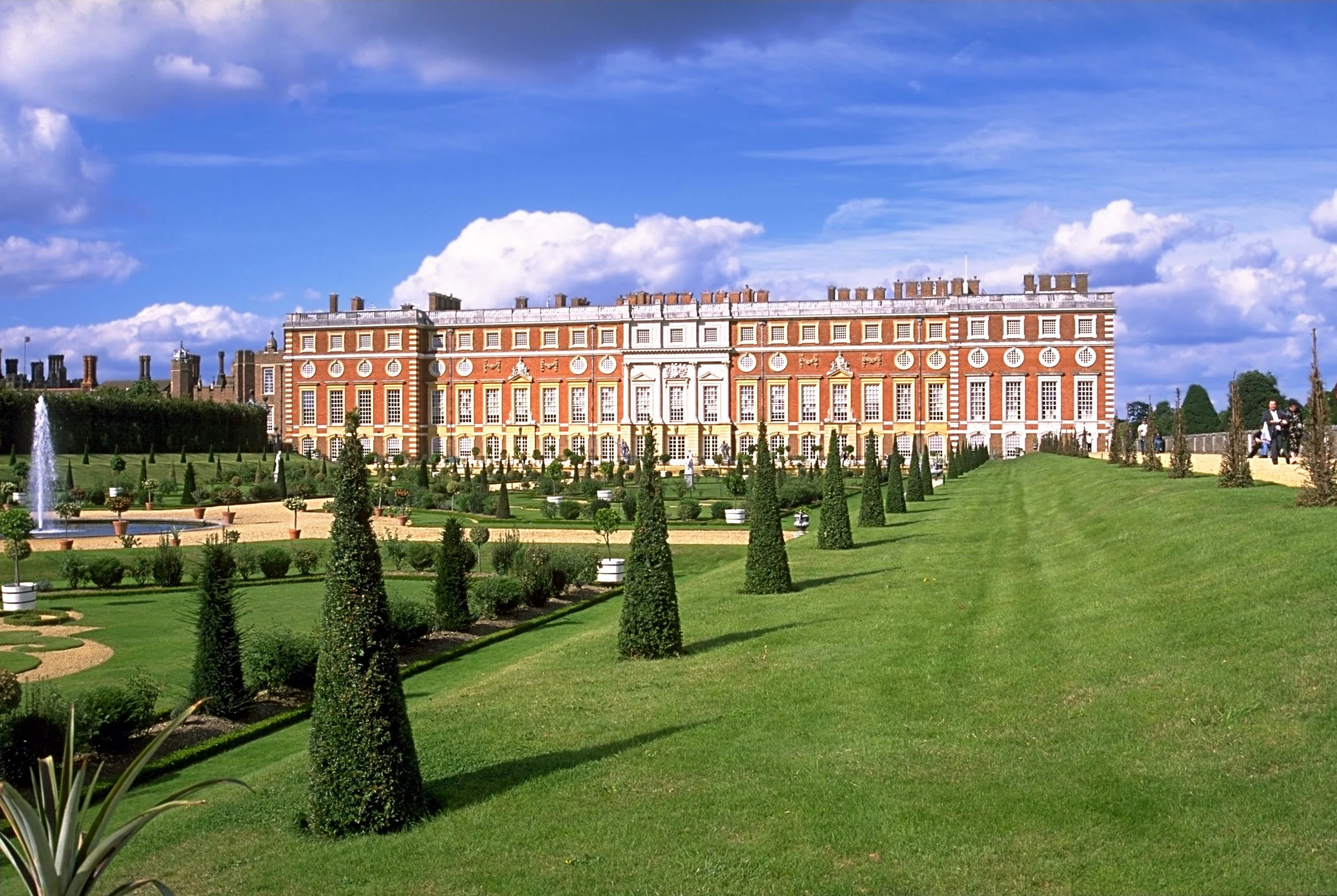 Hampton Court Palace 2.jpg