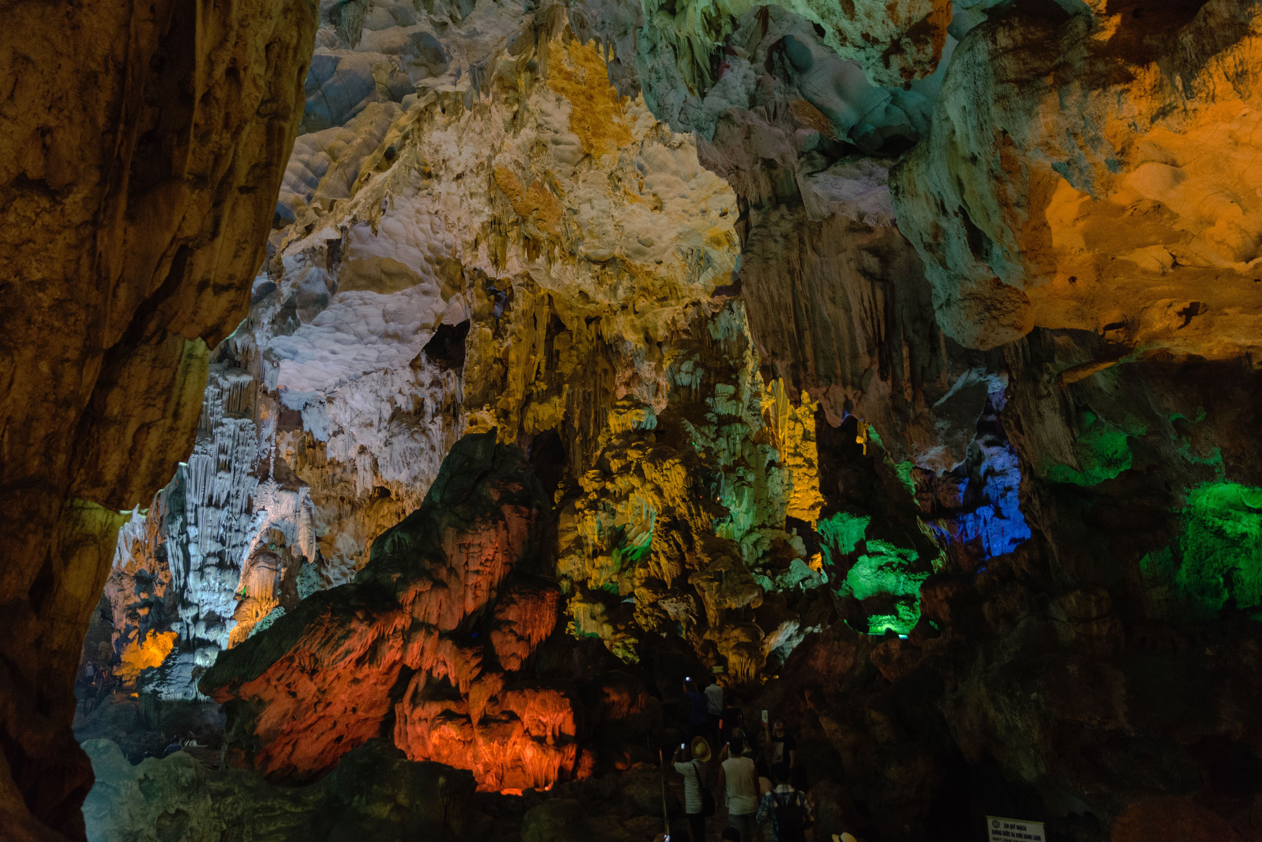 Colorful Dong Thien Cung cave