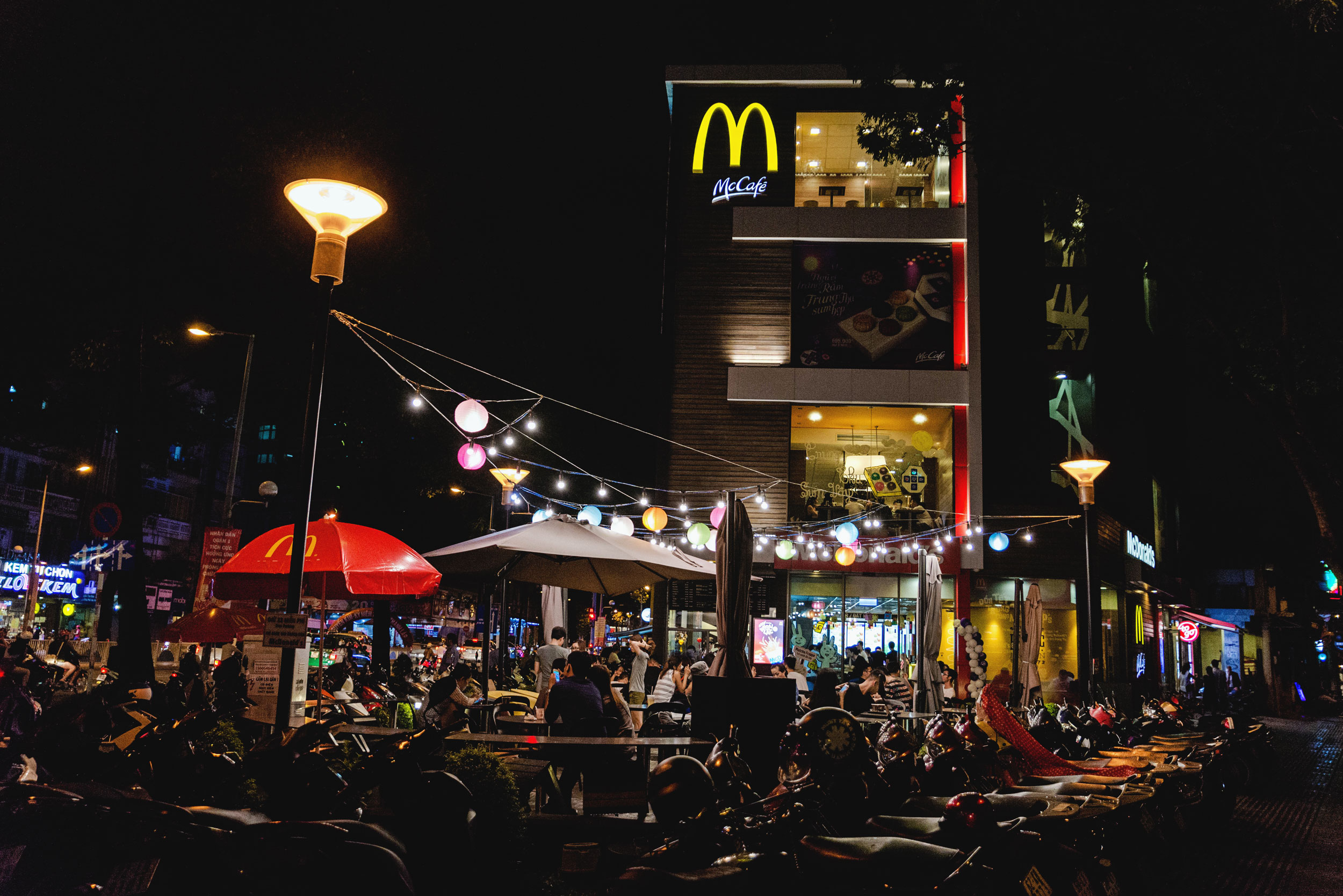 vietnam-hochimin-mcdonalds-01.jpg