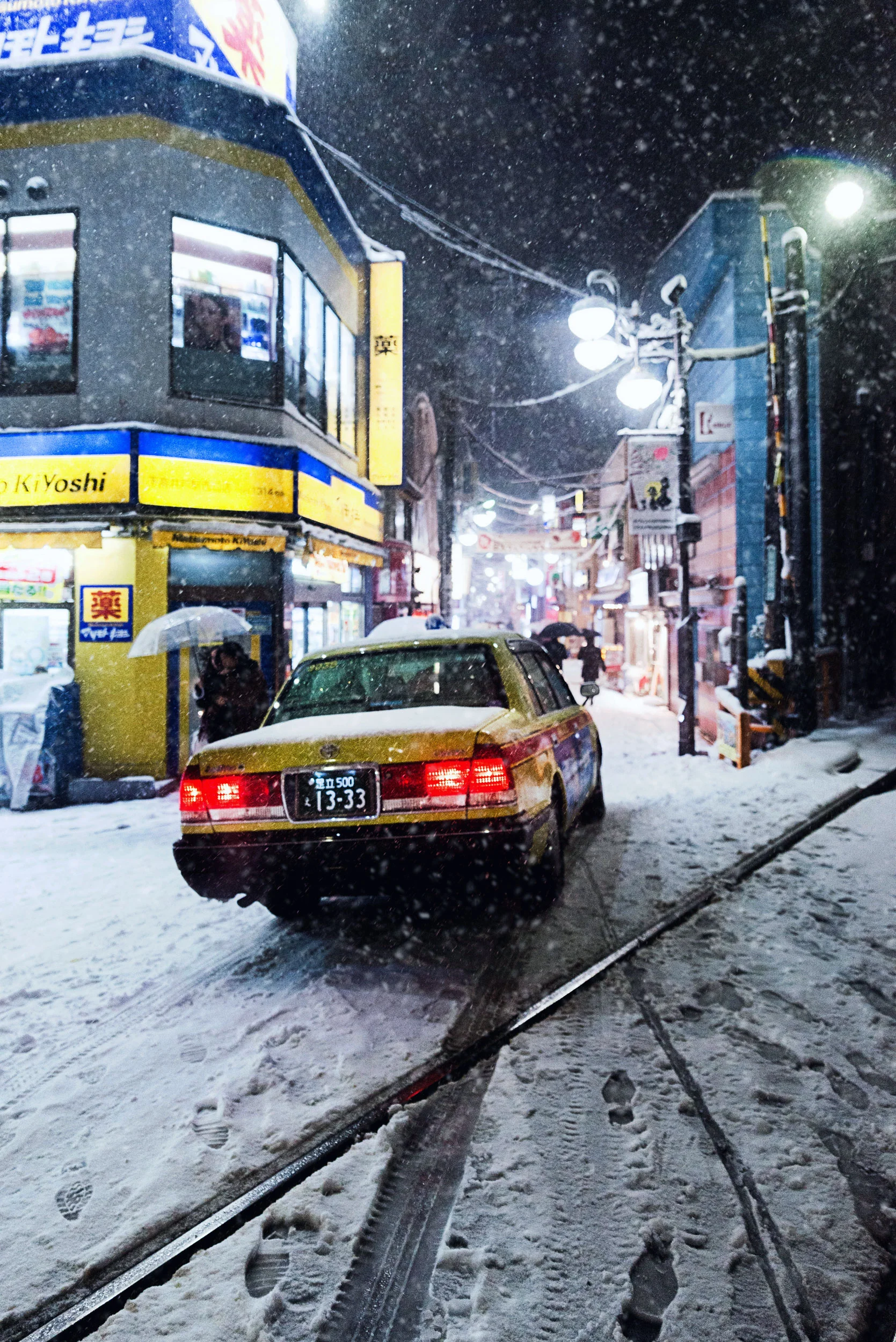 A taxi navigates a narrow street in Setagaya.