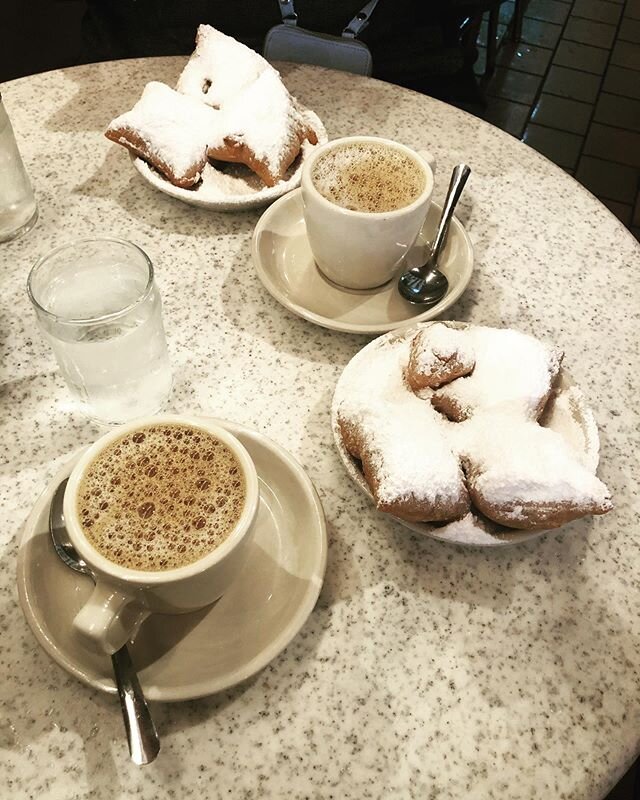 Cafe Au Lait and Beignets at Cafe Du Monde 👌🏻#neworleans #luisiana #southernliving #mardigras #mardigras2020
