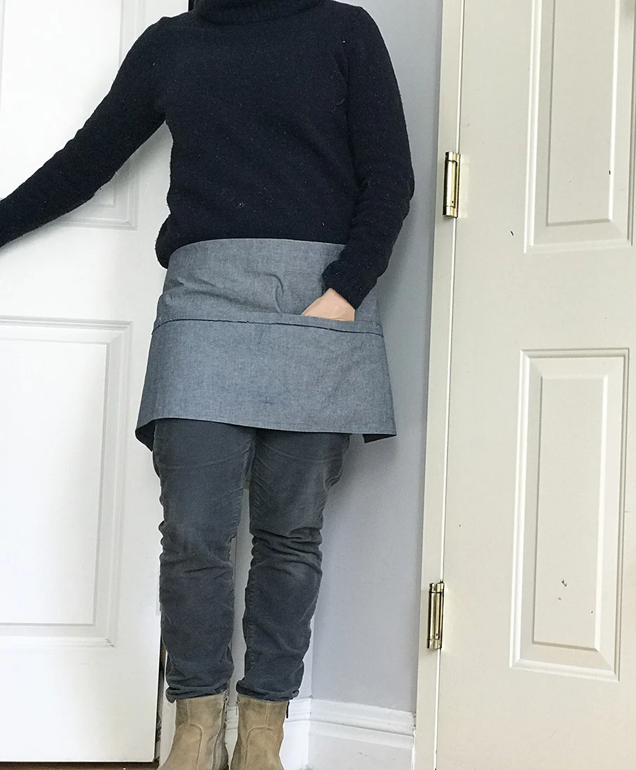 MARKET APRON 10 POCKET ON MODEL 2.jpg