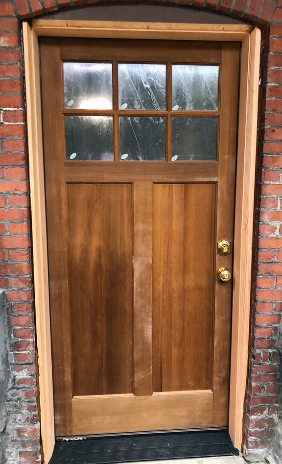 Torrefied fir door in a fir jamb (Photo by Wenes Negreli / Elite Company)