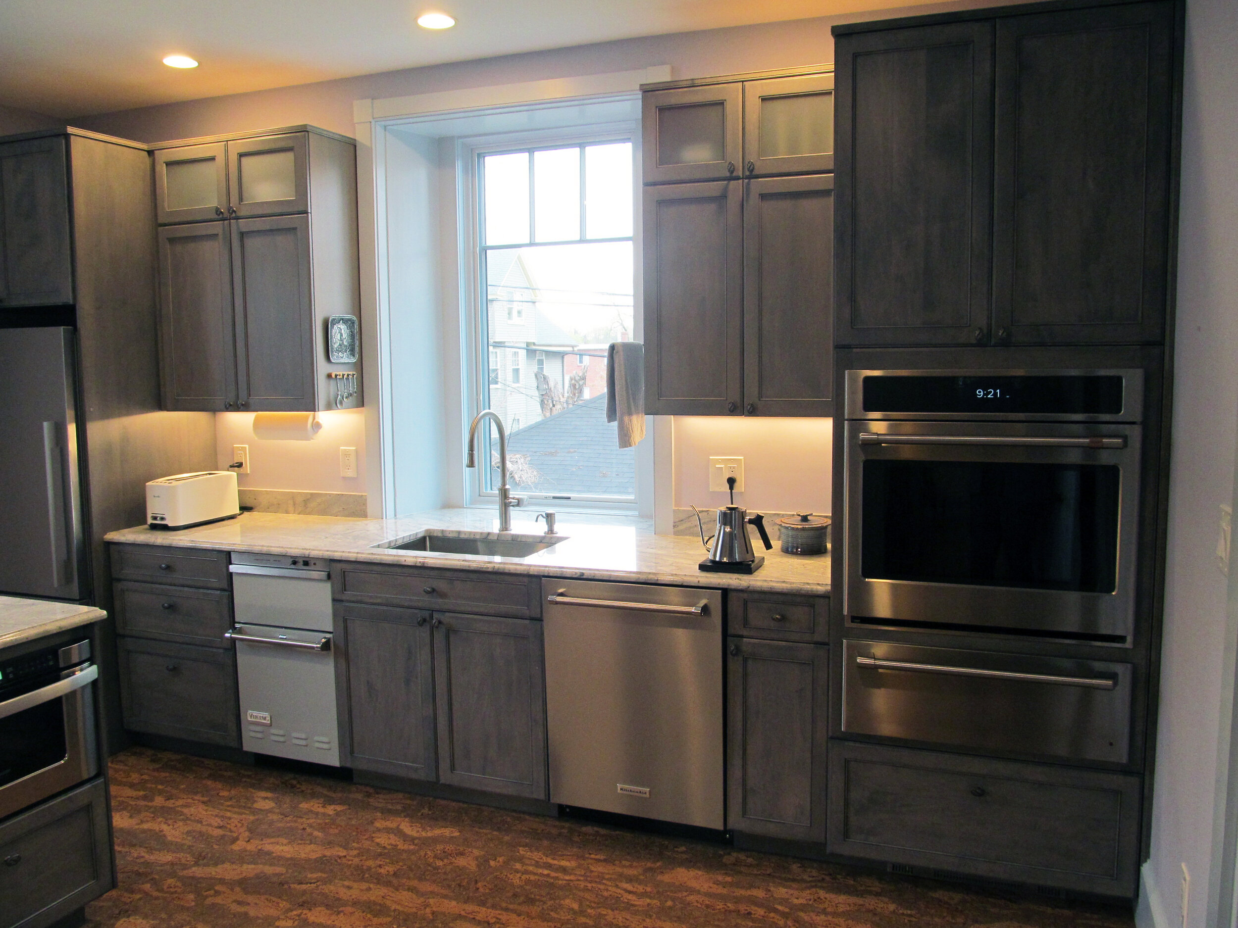 The gray cabinet faces make frosted glass panels in the upper cabinets very subtle. 