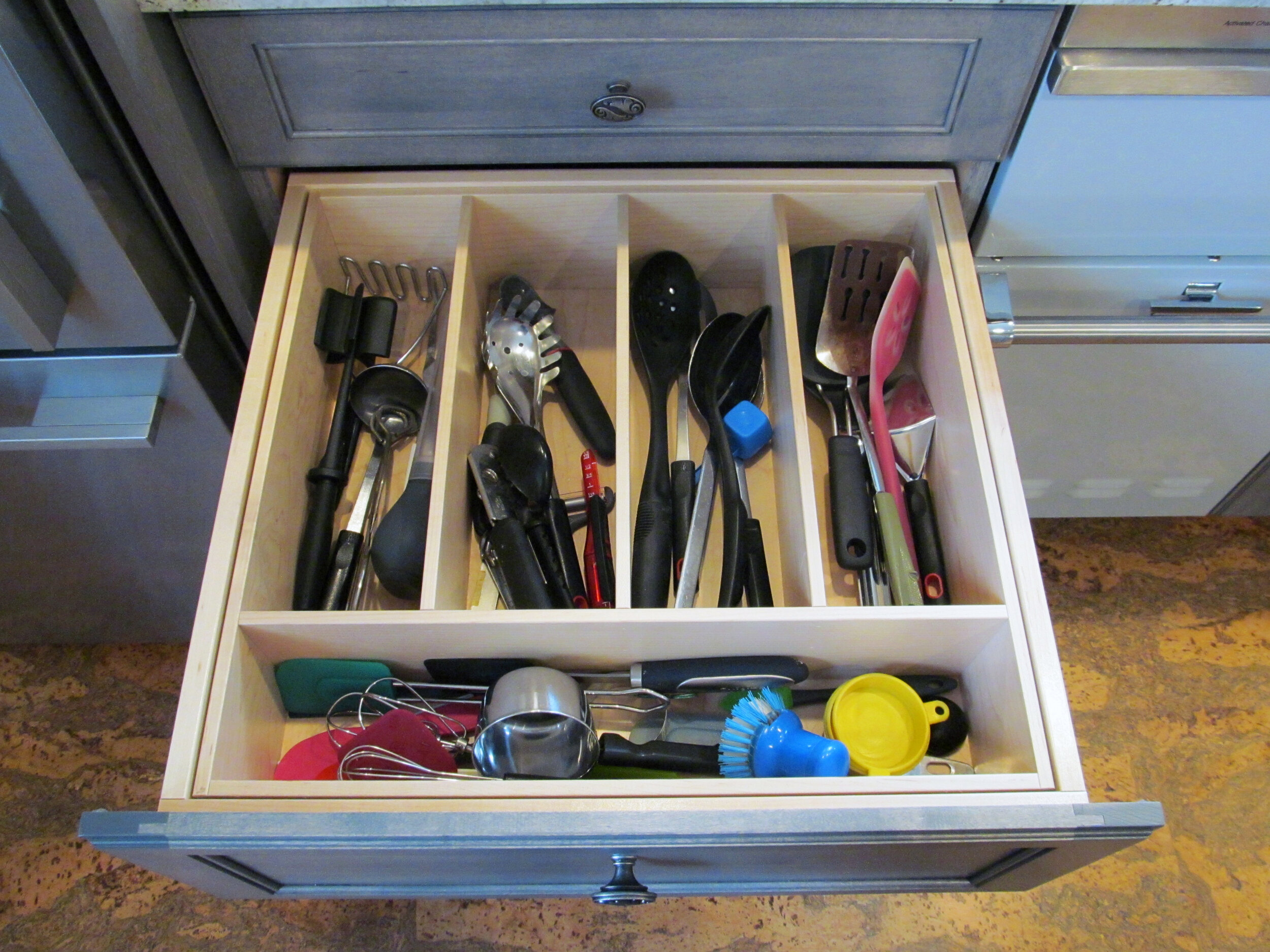Deep dividers keep large utensils organized and ready for action.