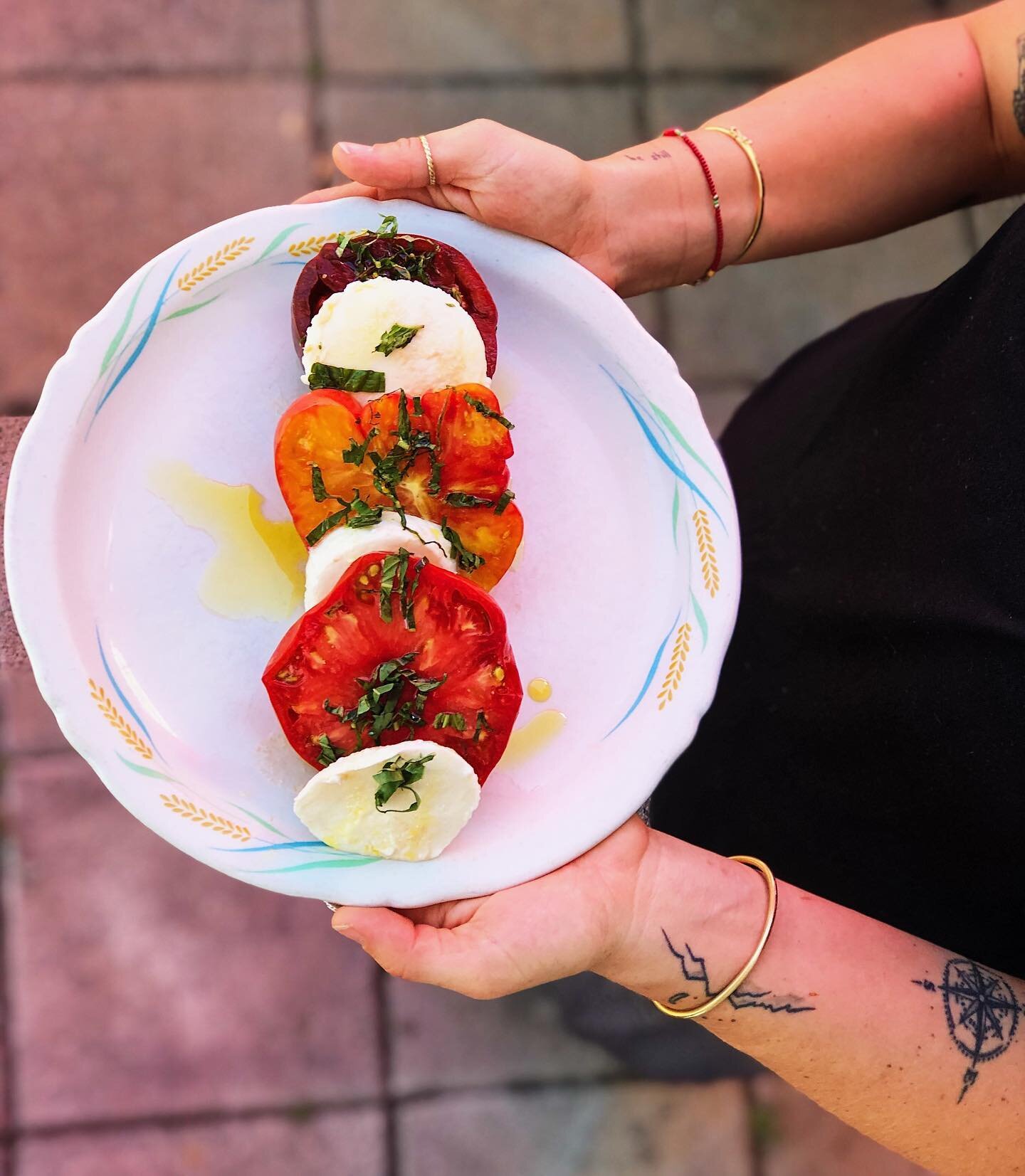 Heirlooms are in season🤩. Summer favorites are back on the menu; Caprese salad and BLTA!
&bull;
&bull;
&bull;
#restaurant #food #foodie #instafood #dinner #bar #delicious #yummy #foodphotography #foodlover #cafe #lunch #chef #foodstagram #instagood 