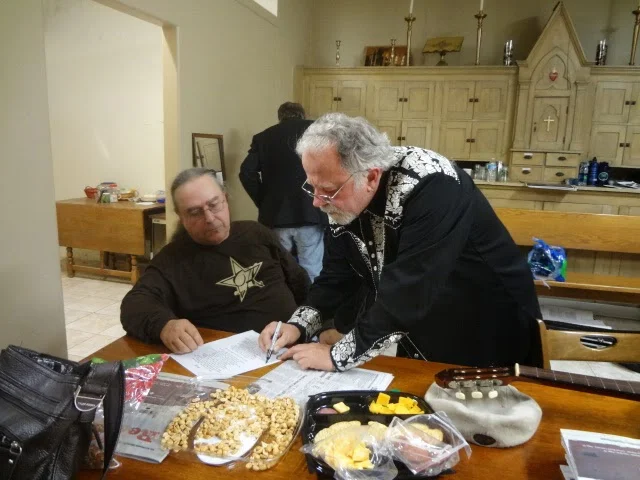 Hallquist & Geno work out second half details backstage