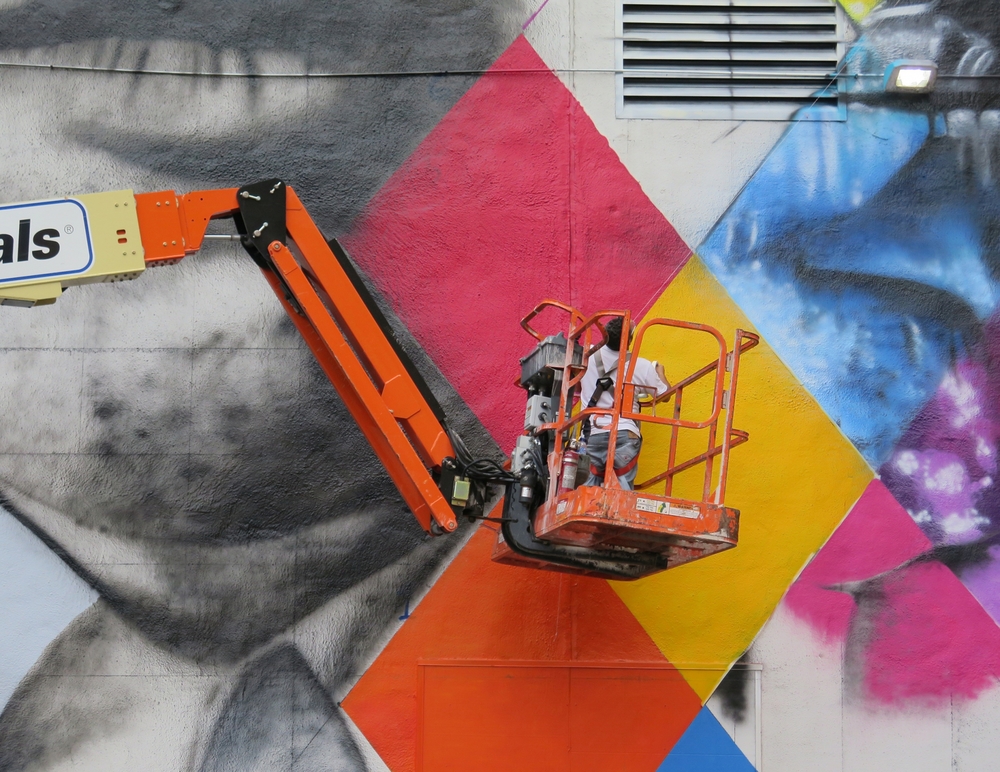  The blank white wall becomes the 'canvas' for a mural by Brazillian artist Kobra- with multiple images of Bob Dylan. 