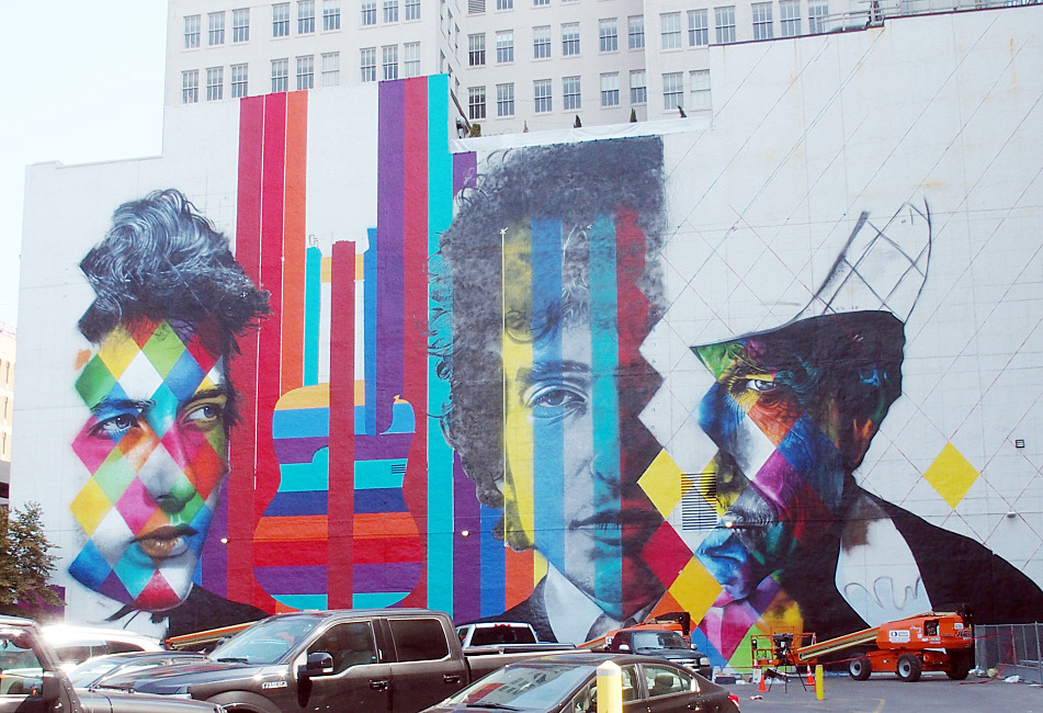 By Sunday August 30, 2015, day five of painting, Kobra's trademark kaleidoscope style was beginning to emerge.