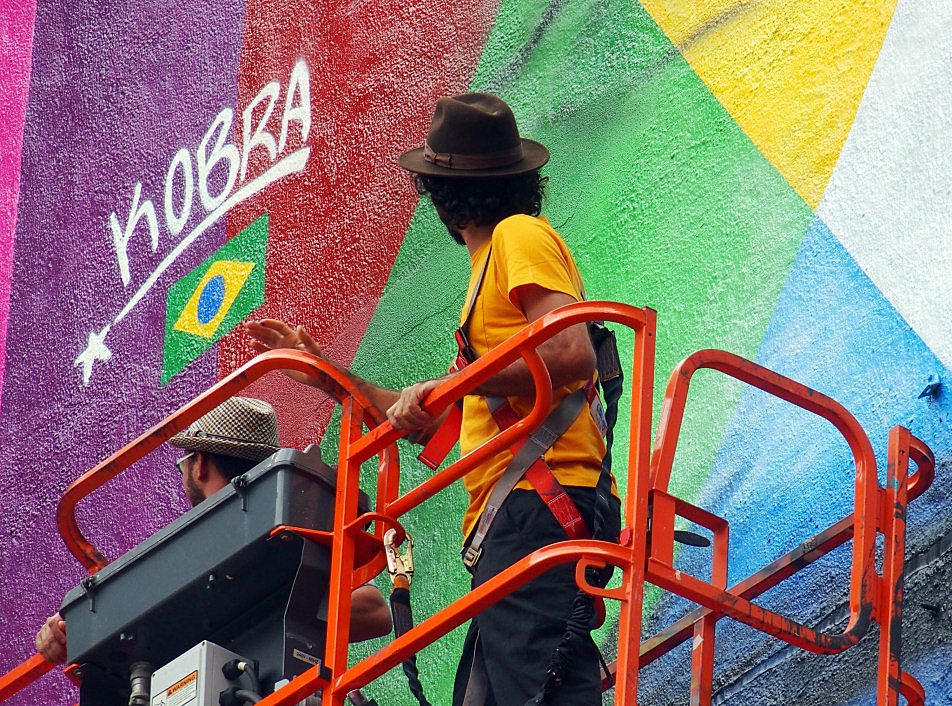 Eduardo Kobra looked up at his signature moments after adding it as a finishing touch to the mural on Sept. 8, 2015.