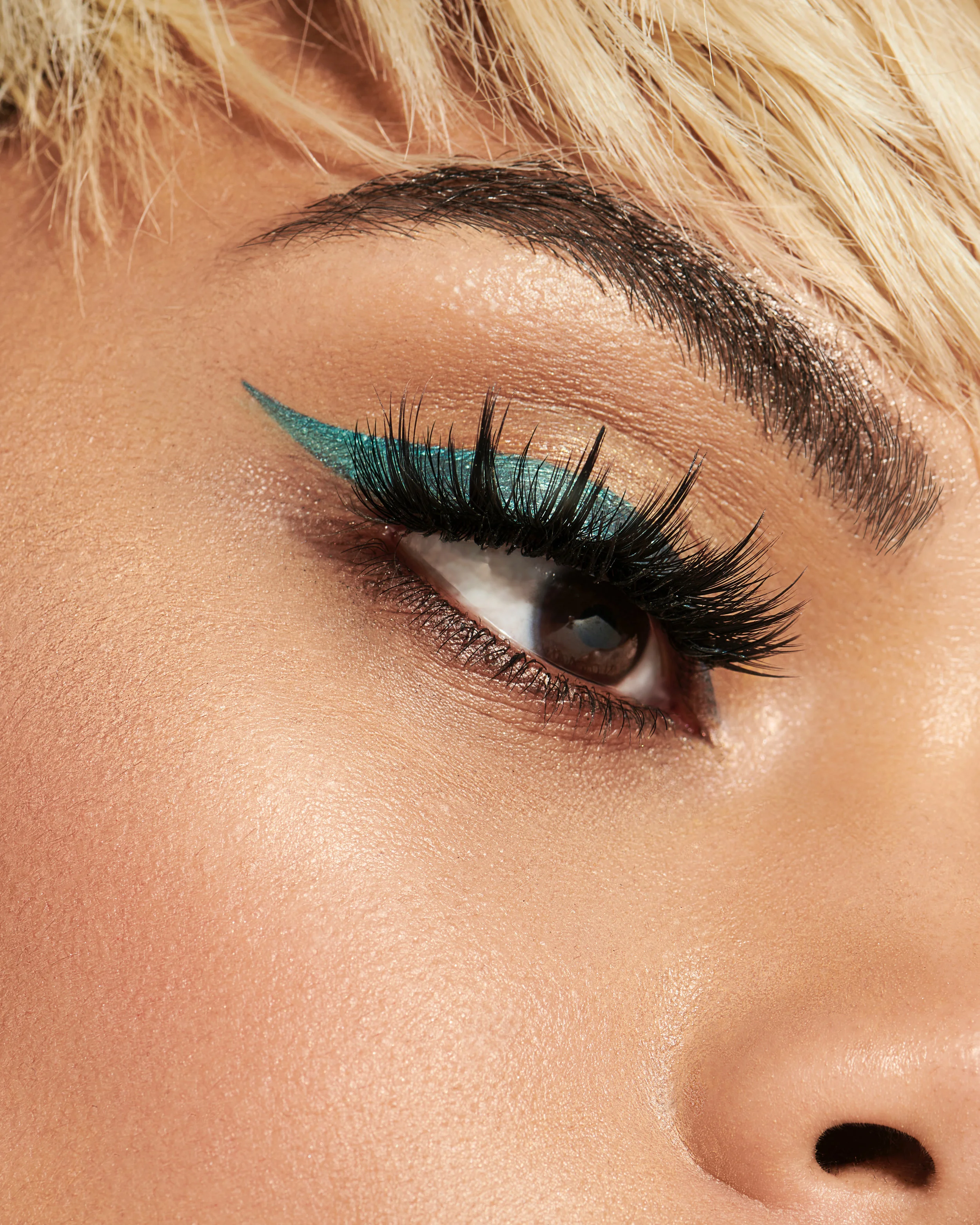 CoverGirl_GreenEyelinerMacro_1147_retouched.jpeg