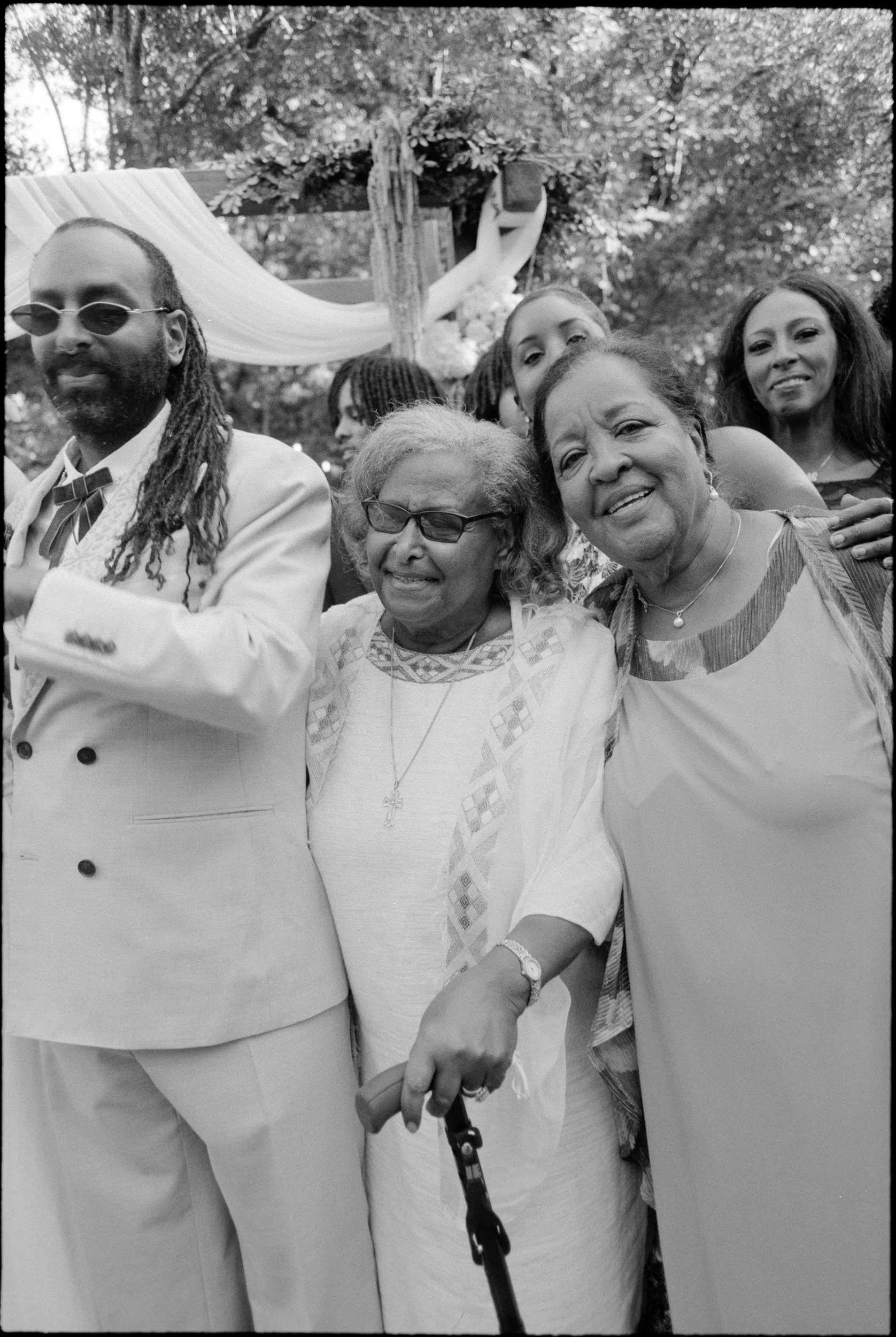 a family gathers for a group portrait at a Northern California wedding, photographed in an editorial style by Amira Maxwell