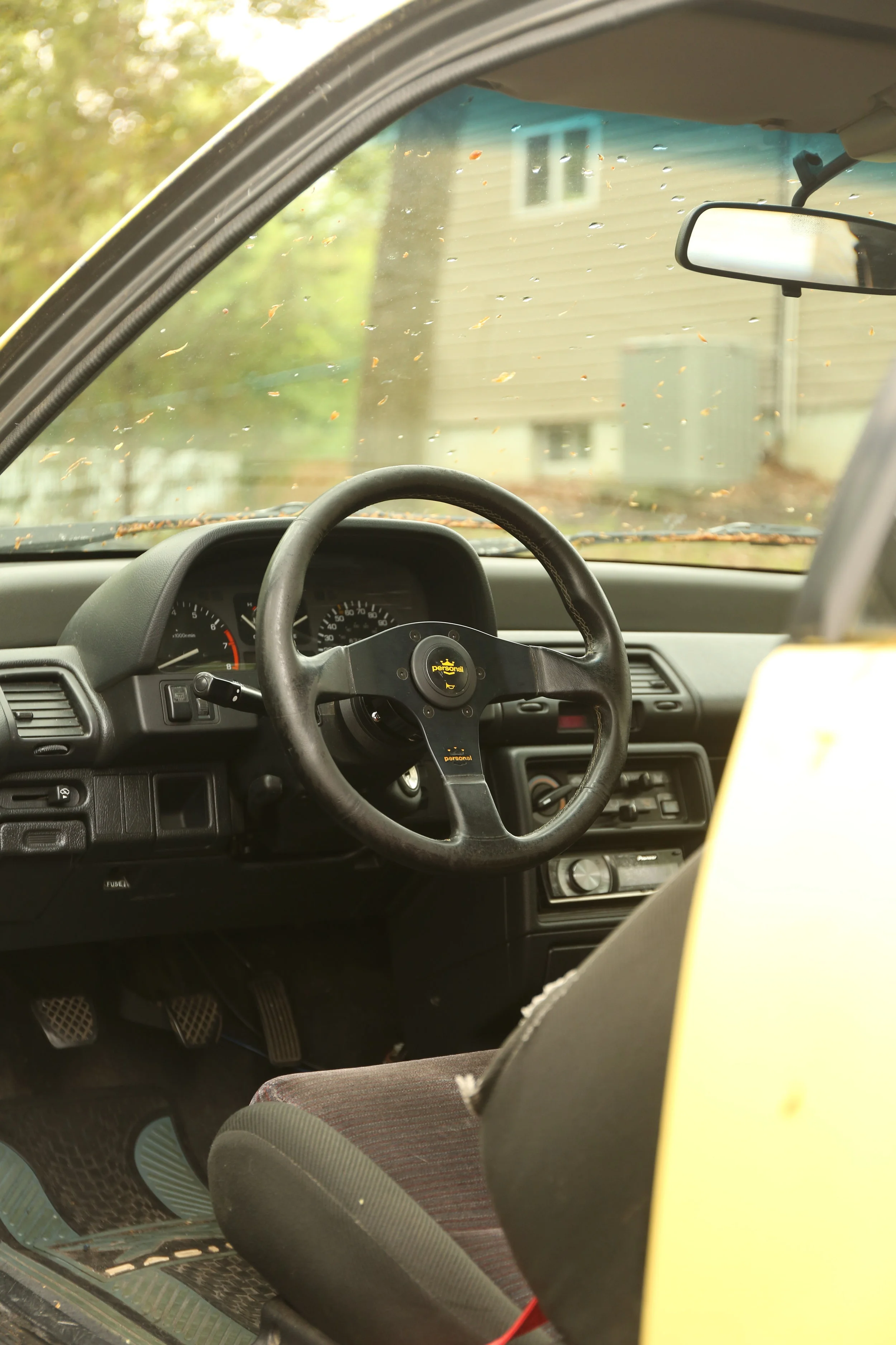 My new, NEW, used wheel. Very happy that the yellow horn button and paint match the car.