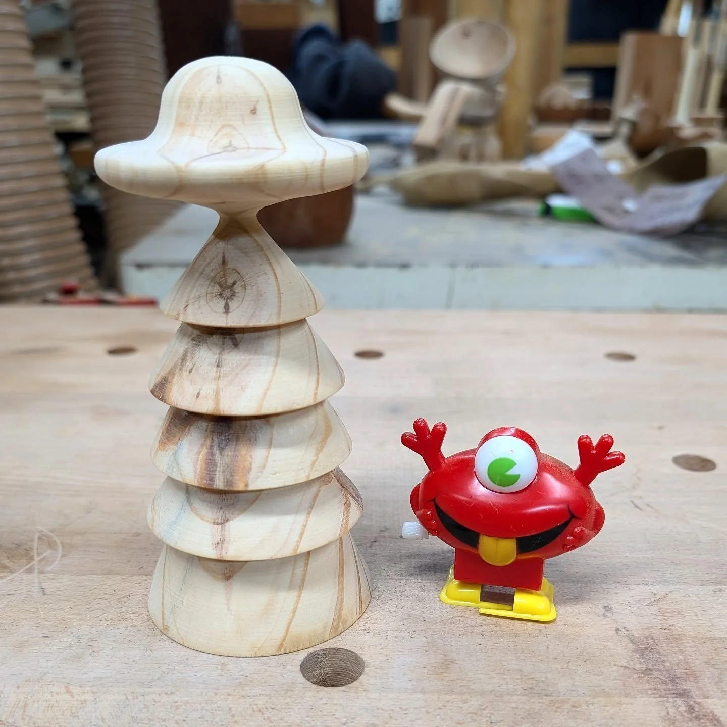 It's that time of the year, aliens coming for your Christmas presents. Fun little turning out of pine.

#christmastree #aliens #fightsanta #bawhumbug #woodturning