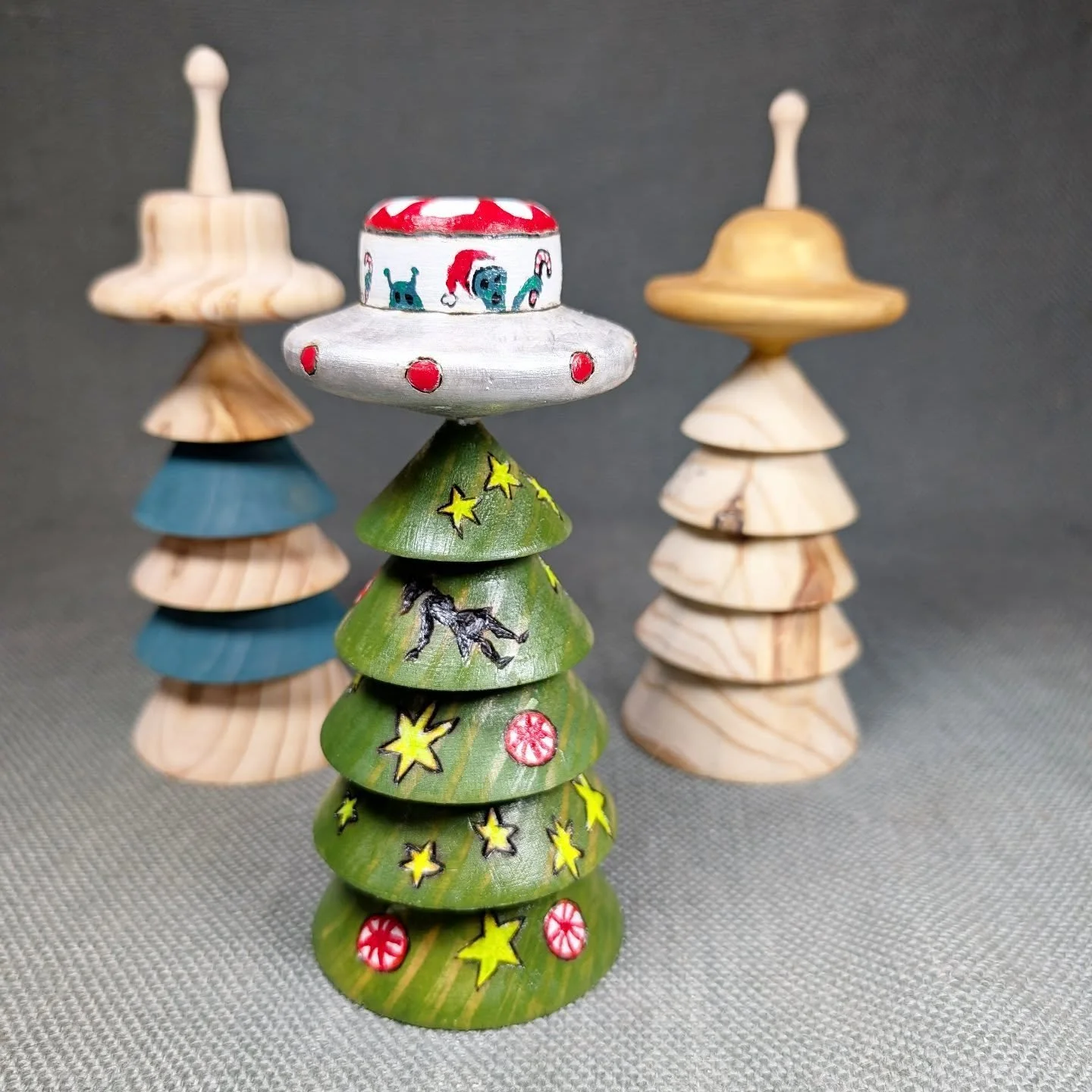 Fun little alien 👽 Christmas trees for the holidays. 
@lockhart.open.studios is coming up quick! Come by and check them out.

#iwanttobelieve #issantareal #supportlocalart #shopsmall #shoplocal #handmade #aliens #holidayshopping #supportsmallbusines